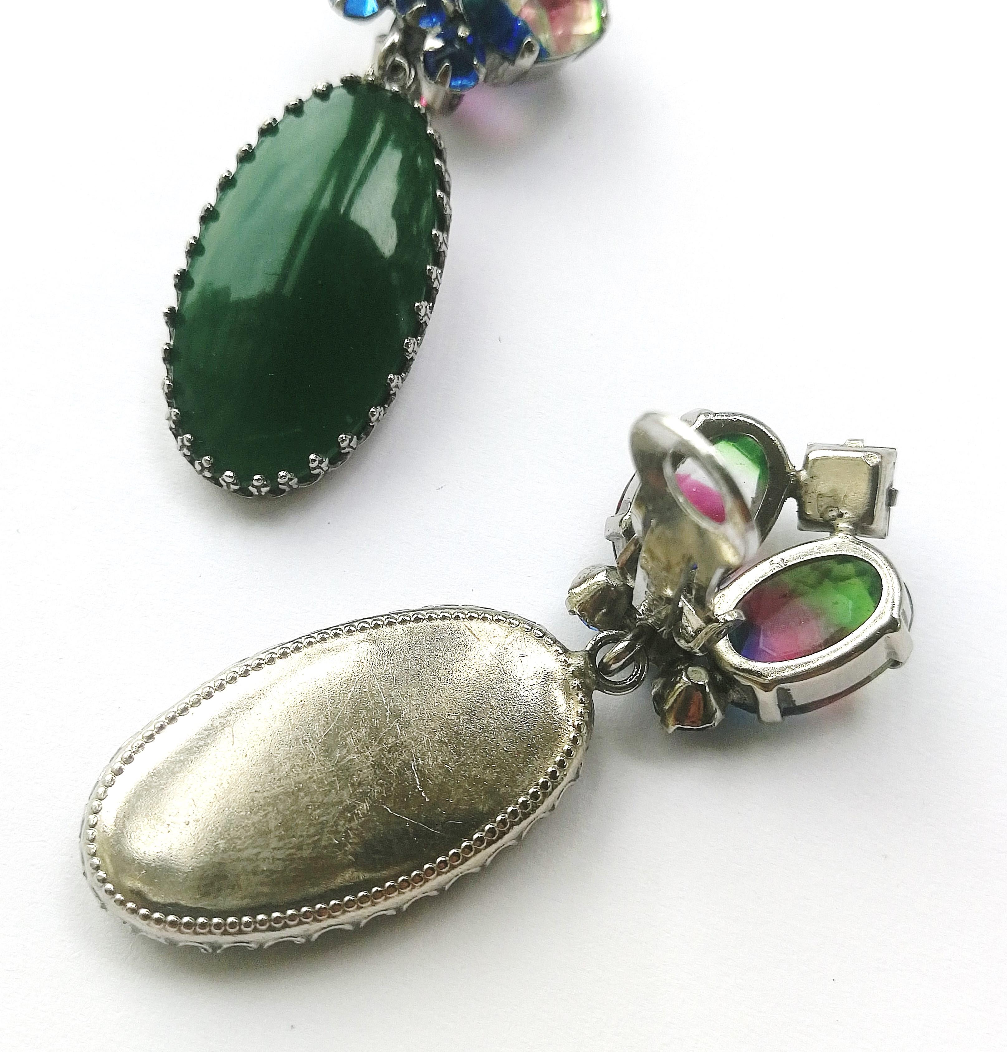 Green glass and multi coloured paste brooch/pendant and earrings, Schreiner NY 10