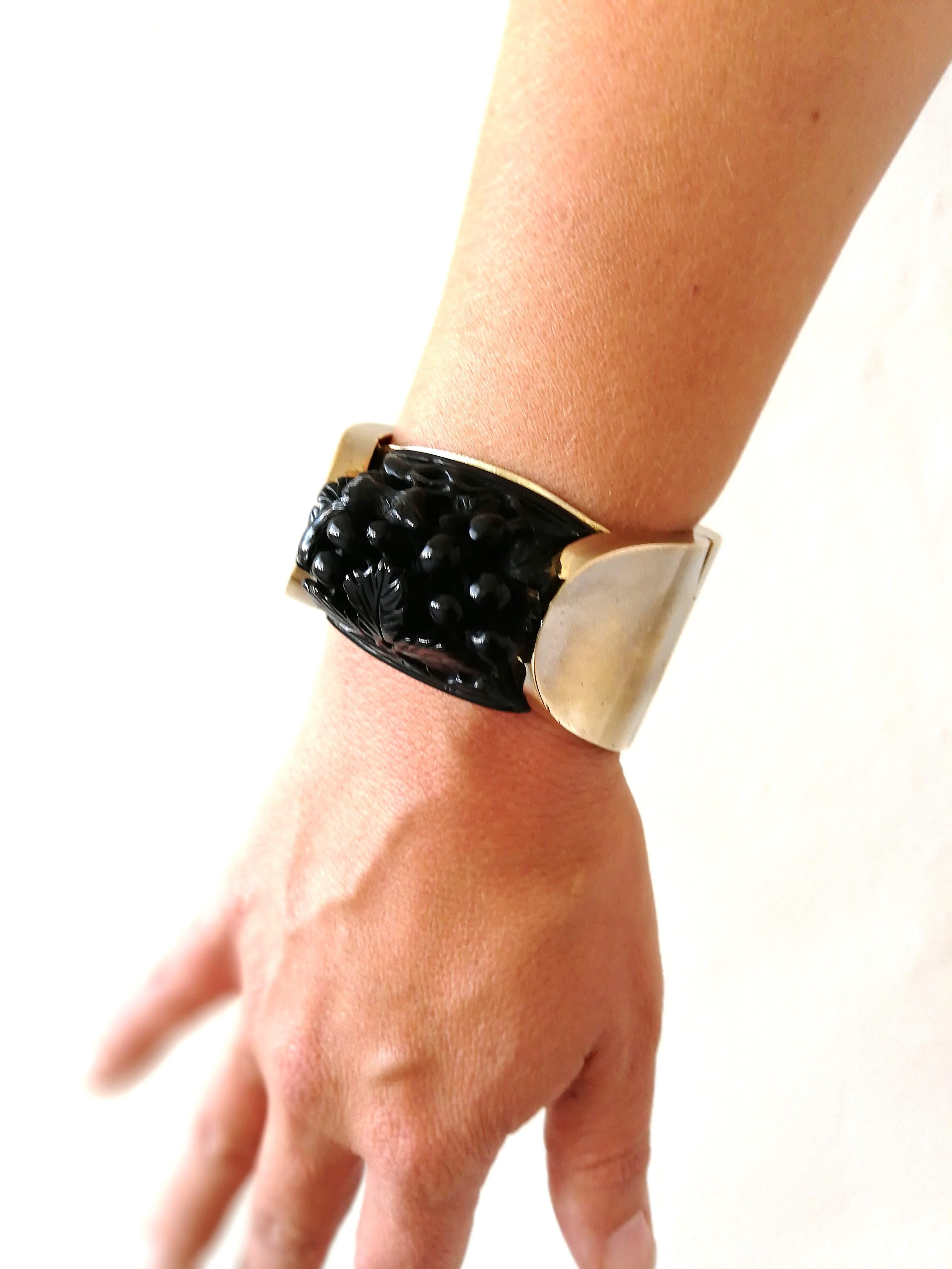 Galalithe noire sculptée, bracelet et ceinture en métal doré, français, années 1920/30. en vente 1