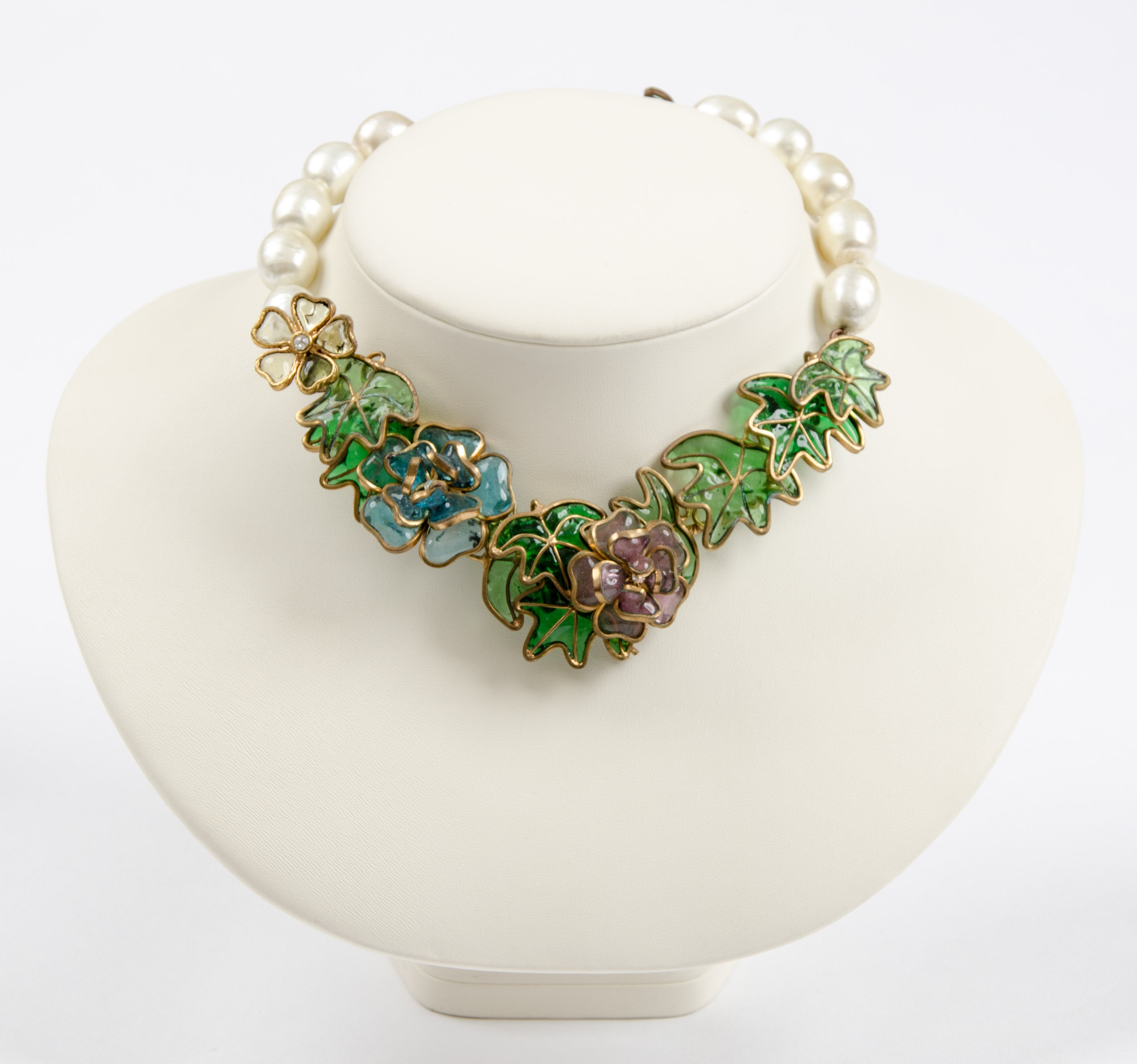 Joyous baroque fantasy necklace of leaves and flower motifs, typical work of Gripoix for Chanel in the 1980s.
Not much needs to be said about Coco Chanel, so famous and successful a designer is she!
Chanel opened her first costume jewellery