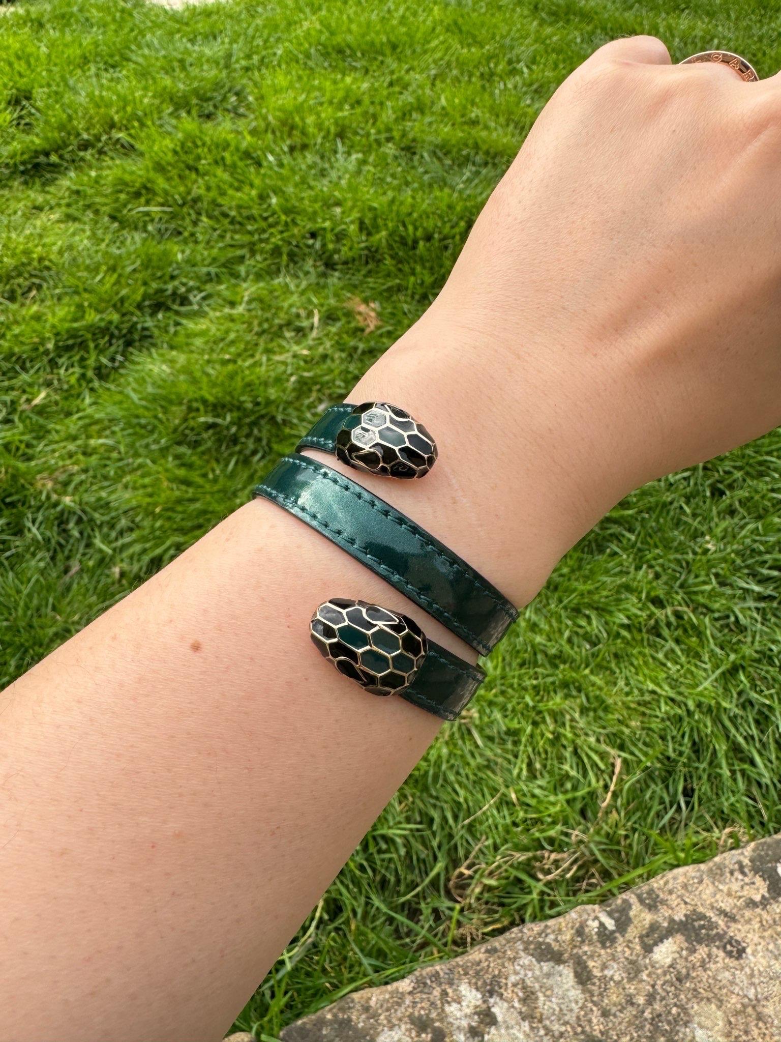 Bvlgari Serpenti Forever - Bracelet à deux rangs en cuir brillant vert émeraude en vente 3