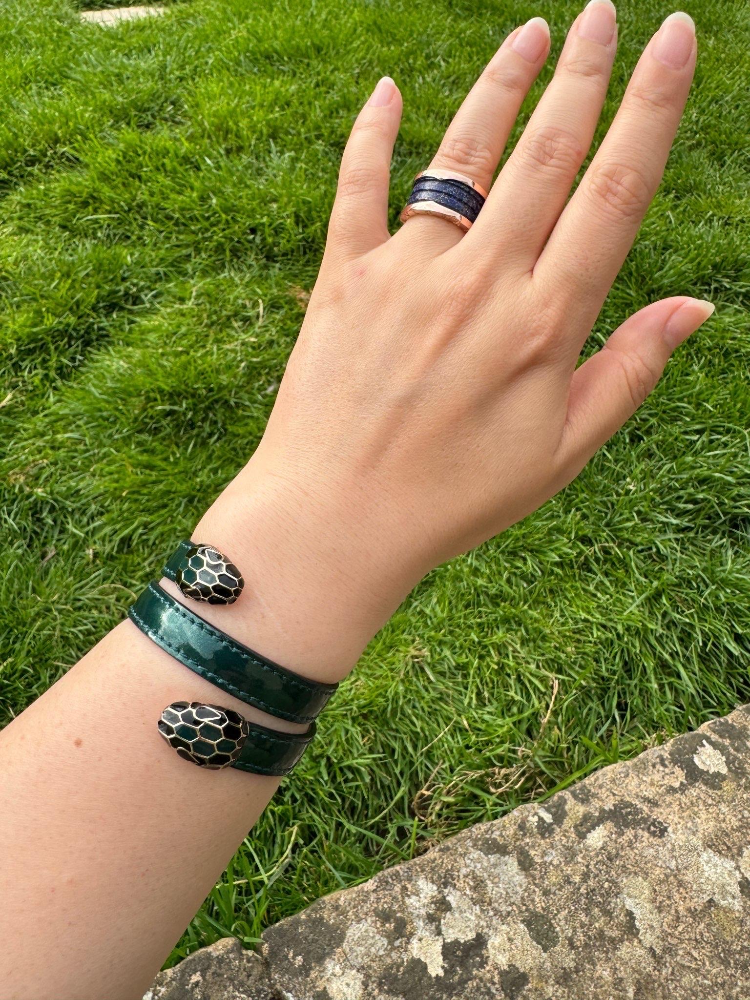 Bvlgari Serpenti Forever - Bracelet à deux rangs en cuir brillant vert émeraude en vente 4