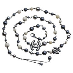 Collier sautoir long Chanel CC gris à fausses perles et finition couleur ruthénium