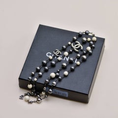 Collana lunga Sautoir Chanel CC grigia con perle sintetiche e finitura color rutenio