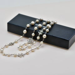 Collana lunga Chanel CC con perle finte e cinque loghi