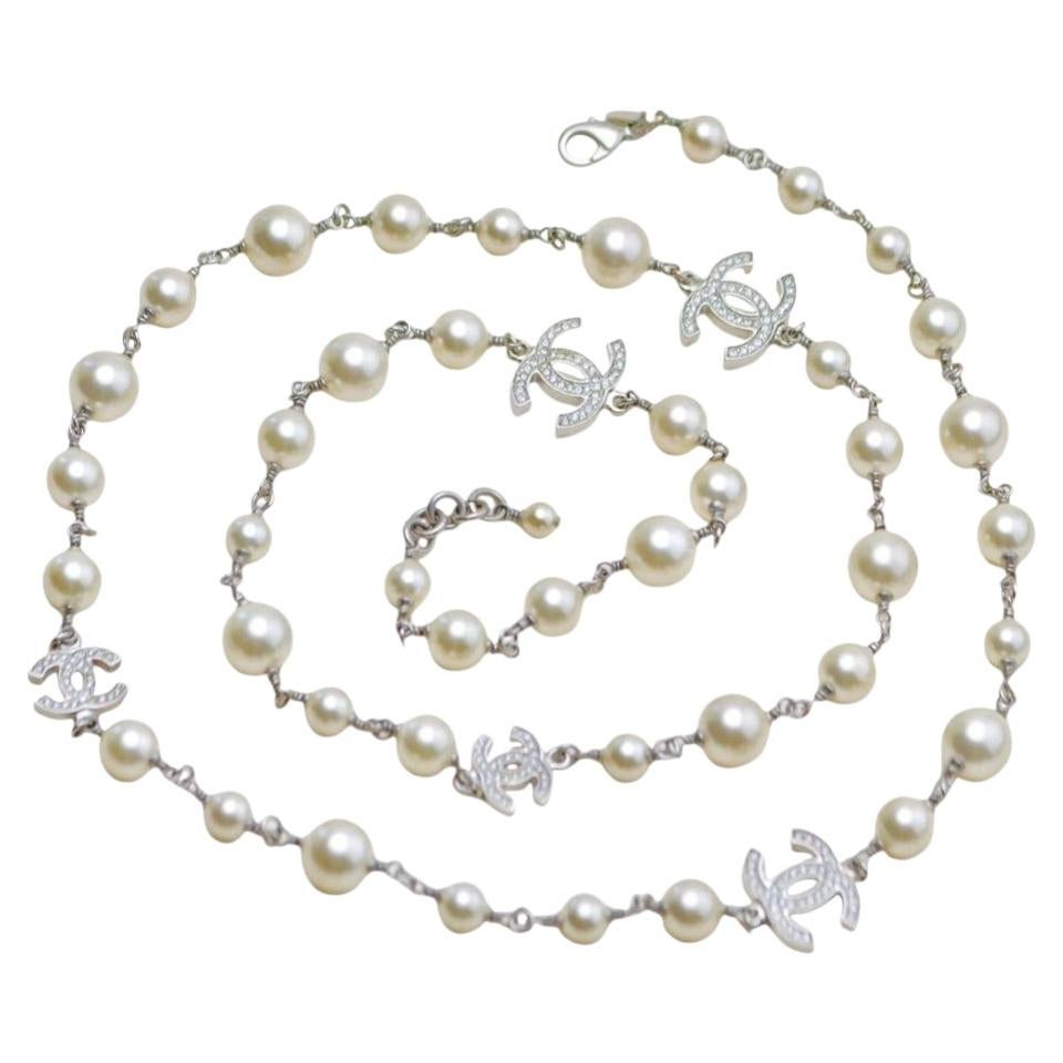 Chanel CC Faux Pearl Sautoir Necklace with Five Logos For Sale