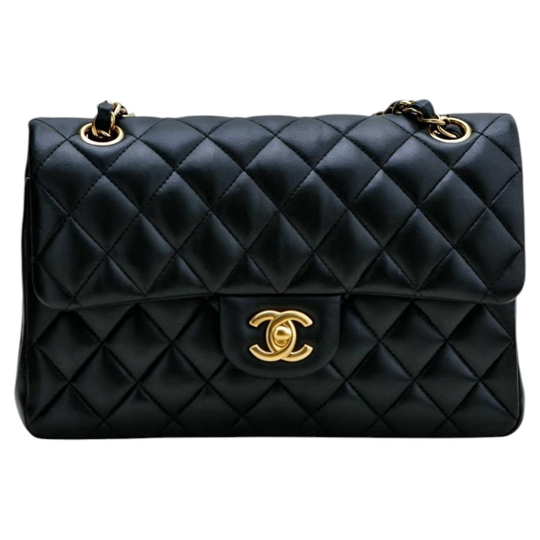 Petit sac Chanel Classic à double rabat, en cuir d'agneau noir matelassé en vente