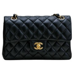 Petit sac Chanel Classic à double rabat, en cuir d'agneau noir matelassé