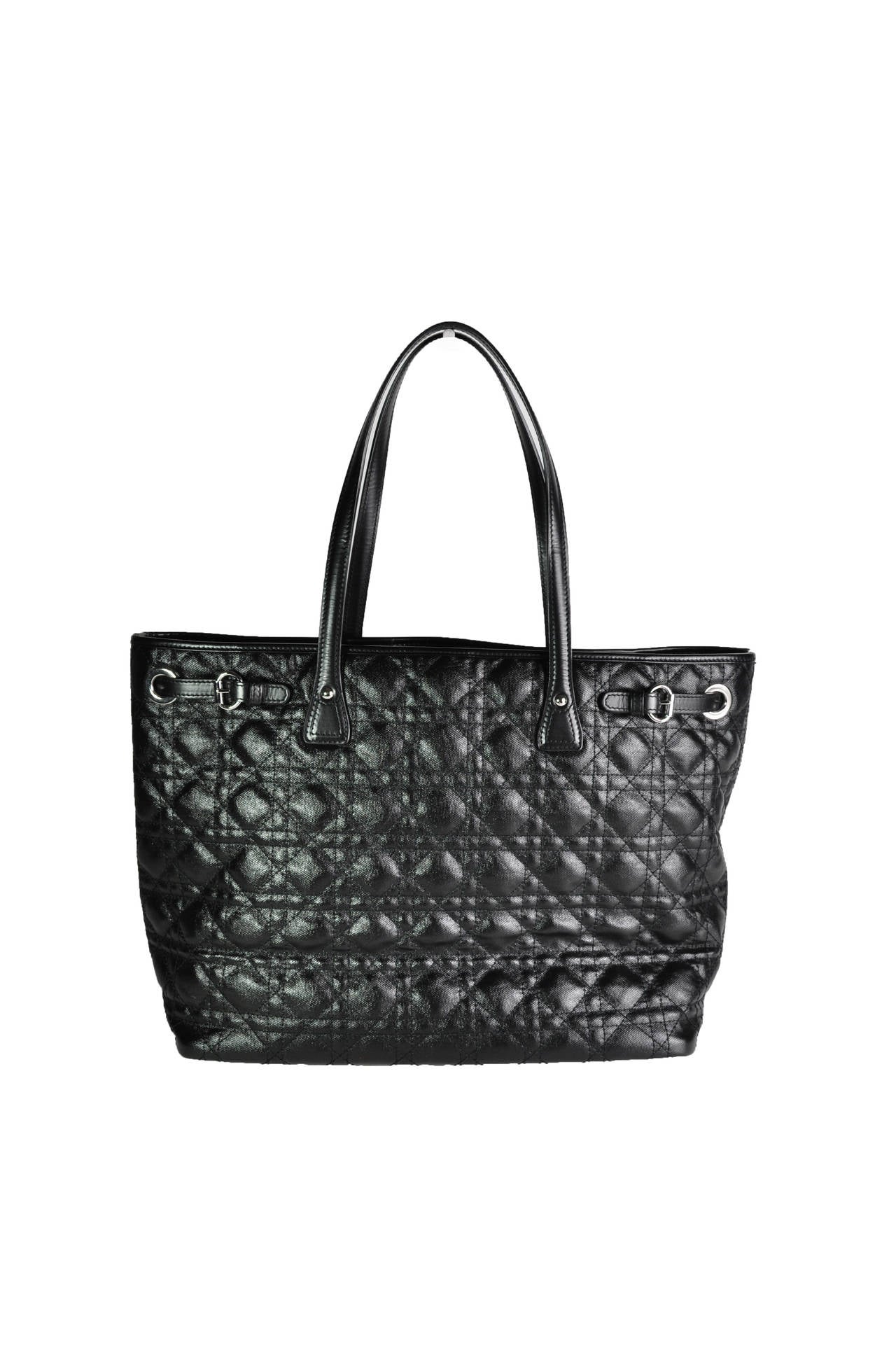 This silver toned Dior Panarea tote bag is in textured coated canvas with leather trim. It has a 