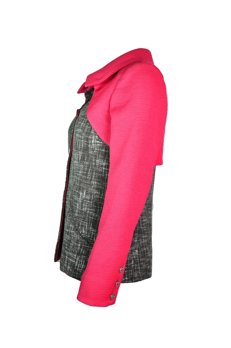 A cotton tweed summer jacket from Chanel 2014 S/S collection features with a
grey tone tweed waistcoat fully attached to a fuchsia red bolero.  Button fastenings through front with button fastenings cuffs. Two welt pockets at waist.
Fully lined in