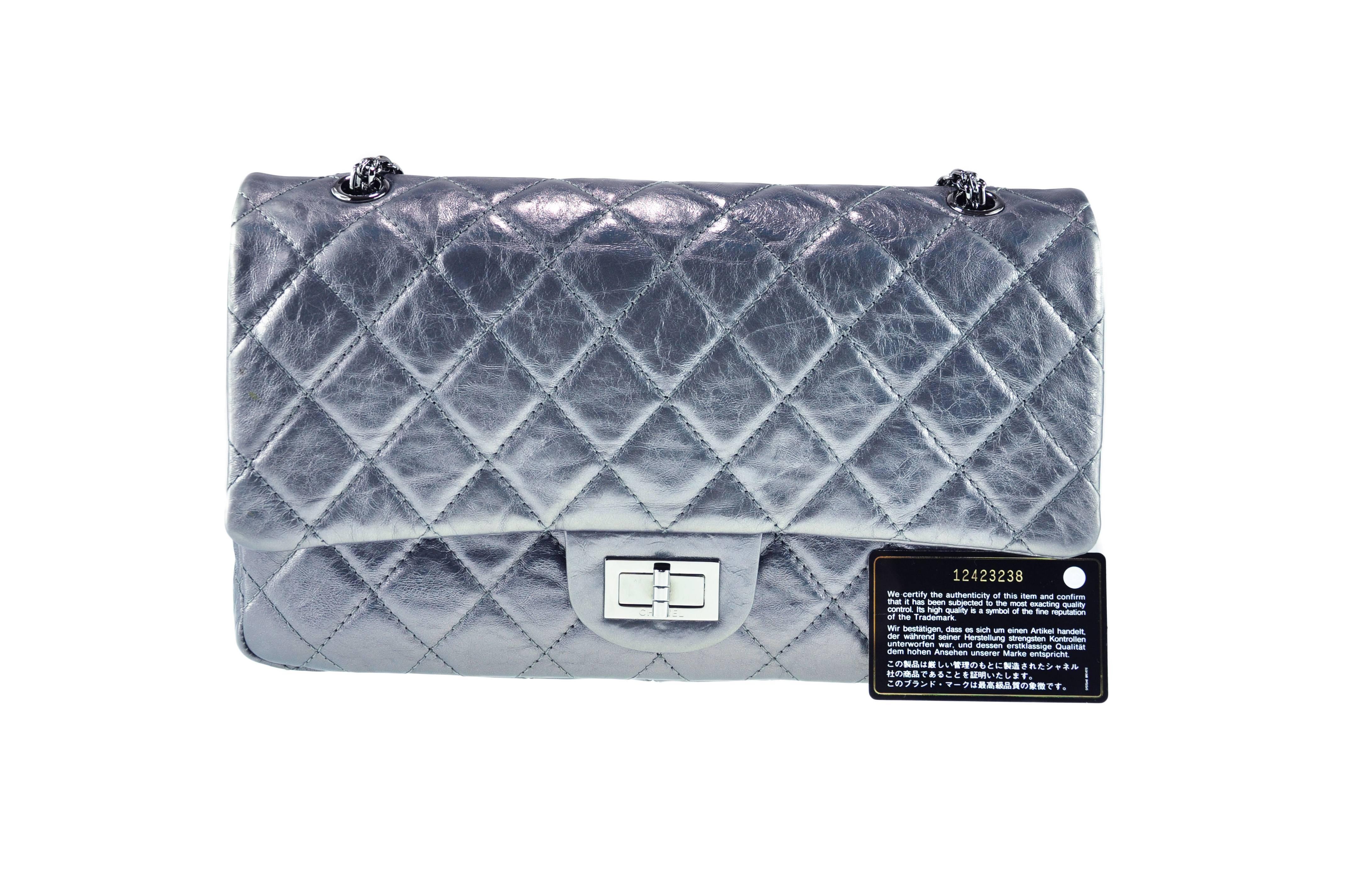 A classic 2.55 re-issue double flap in jumbo size. Metallic silver grey color with signature Mademoiselle turn lock in pewter tone. It features with one zip pocket behind the flap, one exterior pocket at the back, two interior open pockets and one