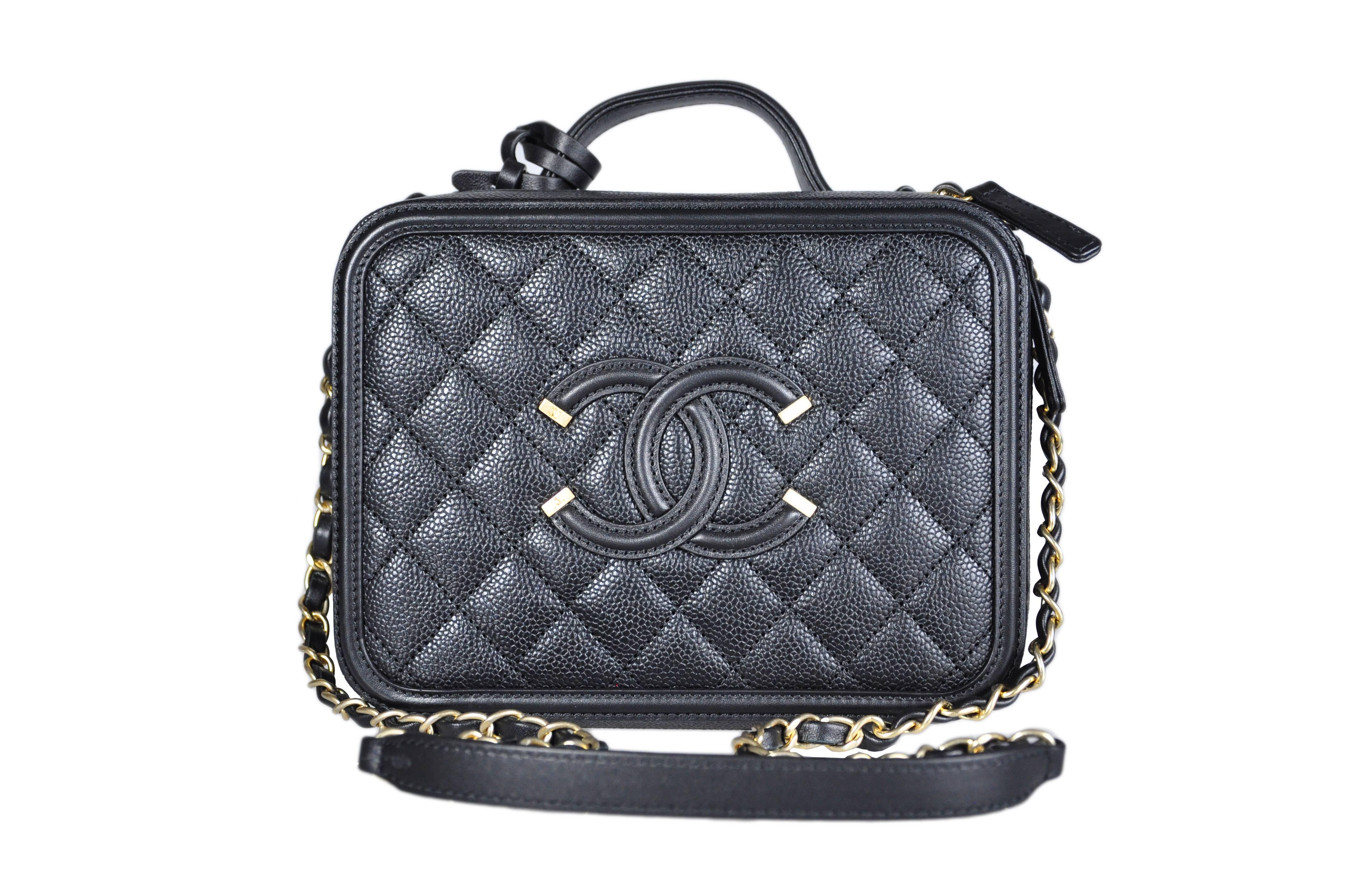 This black leather gold-toned hardware vanity case is from Chanel 2016 Spring-summer collection, it's fully quilted with a large CC logo on front, top handle with a chain and leather interwoven shoulder strap, CC logo gold toned lock and key pad.