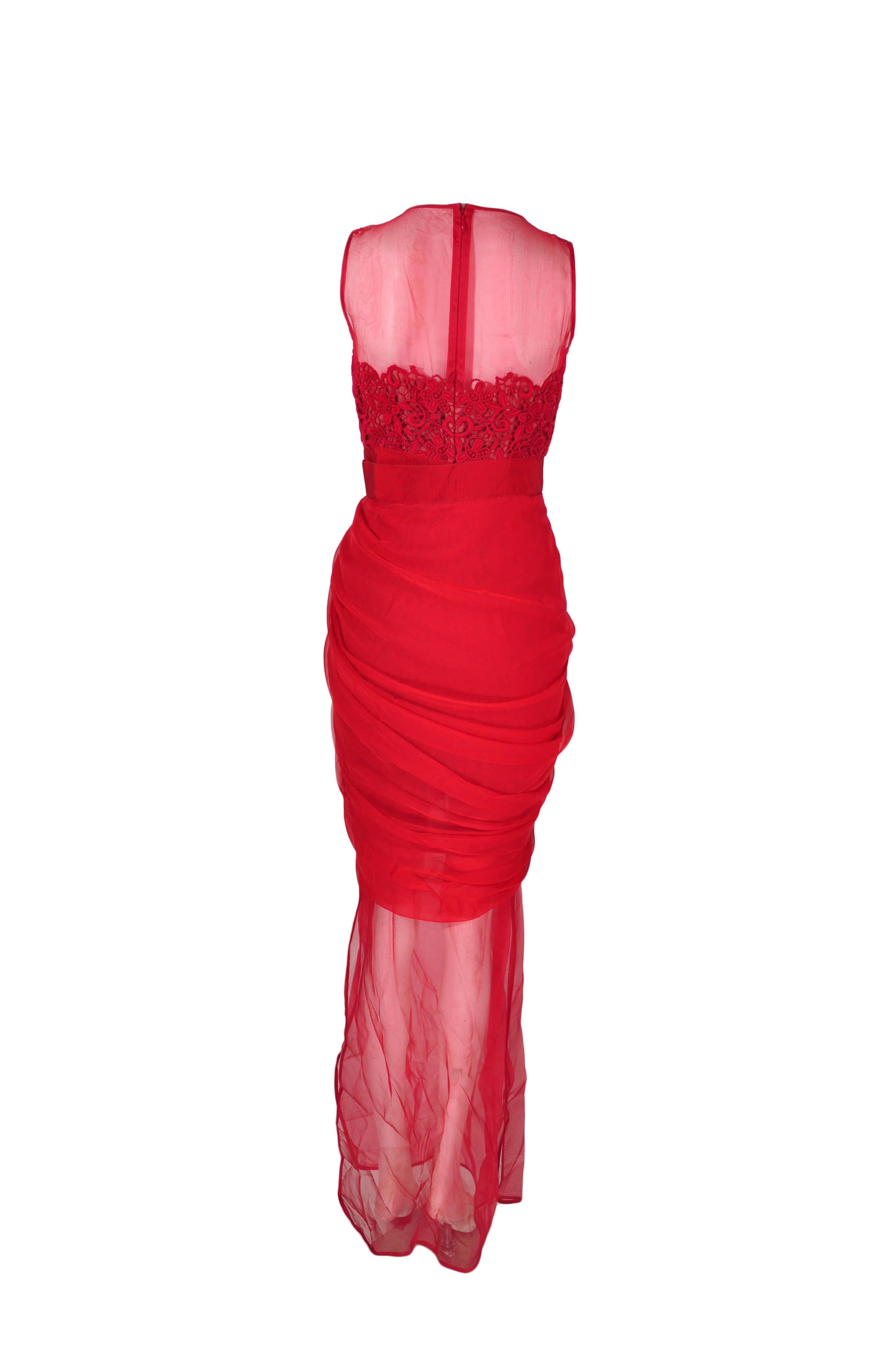 Giambattista Valli Red & Sheer Guipure Lace Appliqued Evening Dress In Excellent Condition For Sale In Hong Kong, Hong Kong