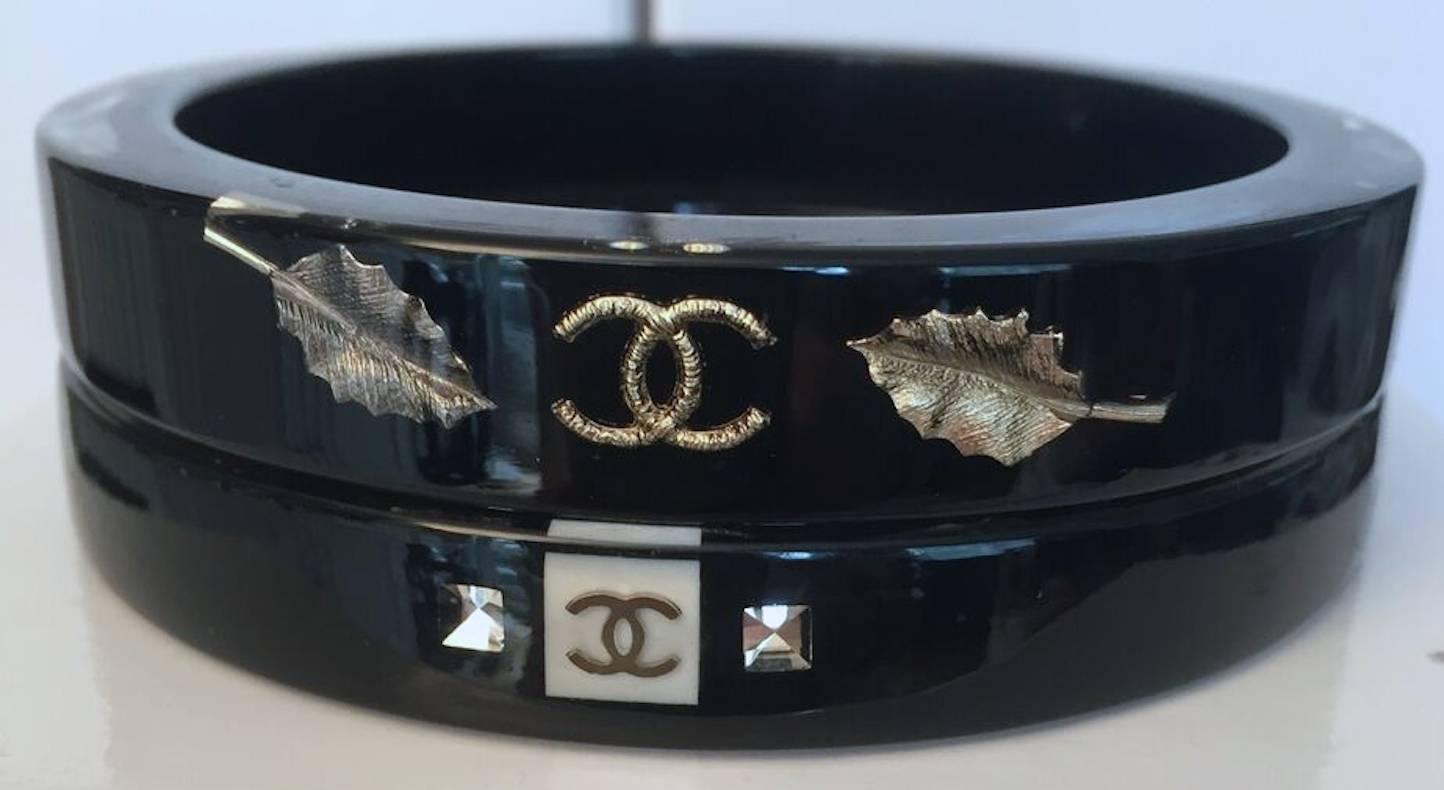 Chanel Black Resin and Leaf Motif Bangle In Excellent Condition In Virginia Beach, VA