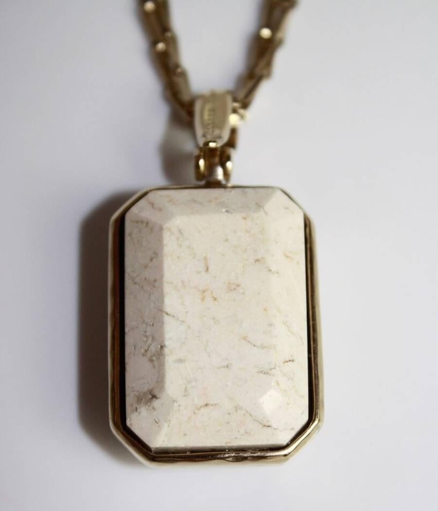 Collier à pendentif en or pâle et marbre blanc de Goossens Paris. 

La chaîne mesure 32