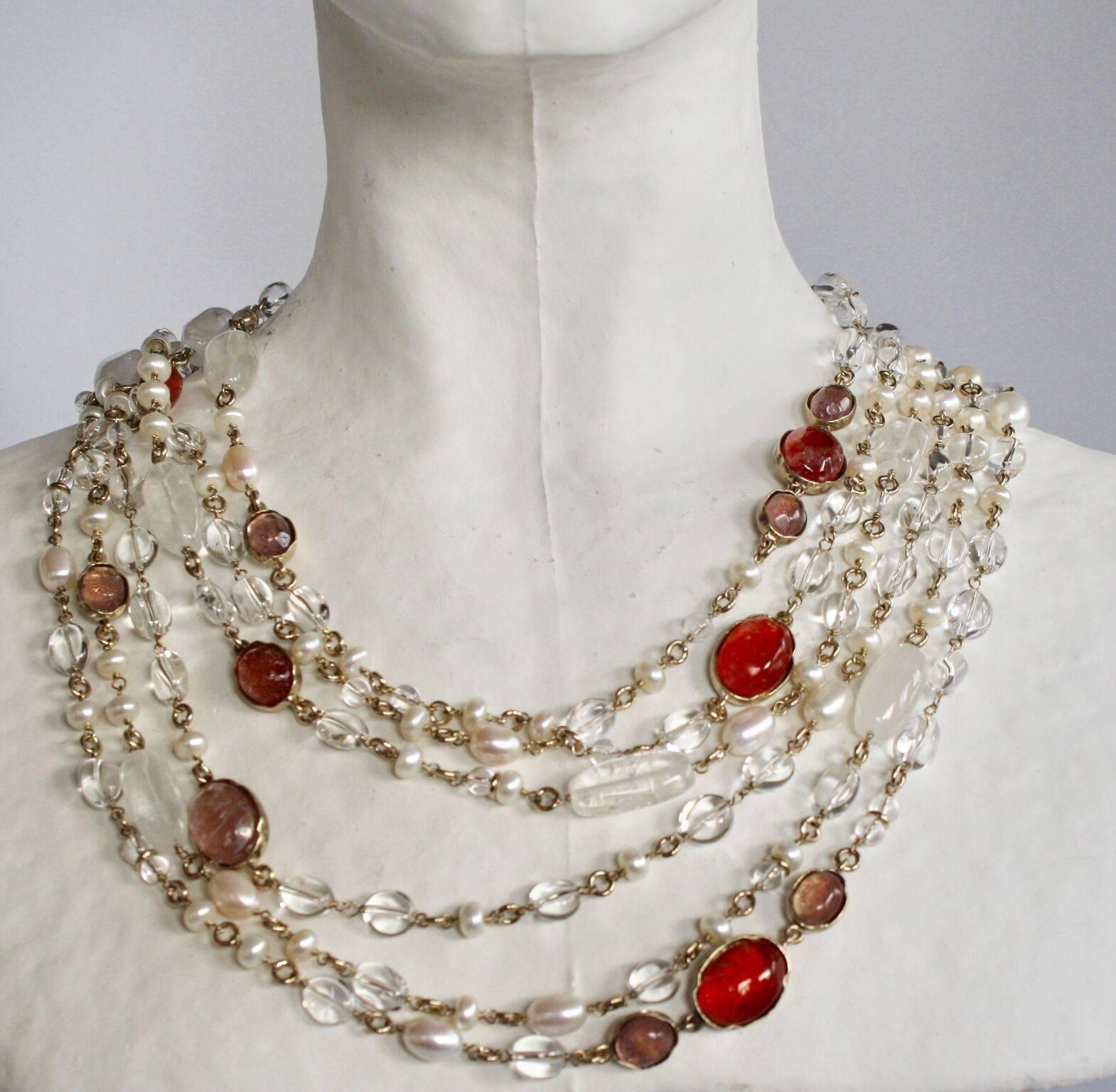Taille grossière Long collier Goossens Paris rose/laiton en cristal de roche et perles en vente