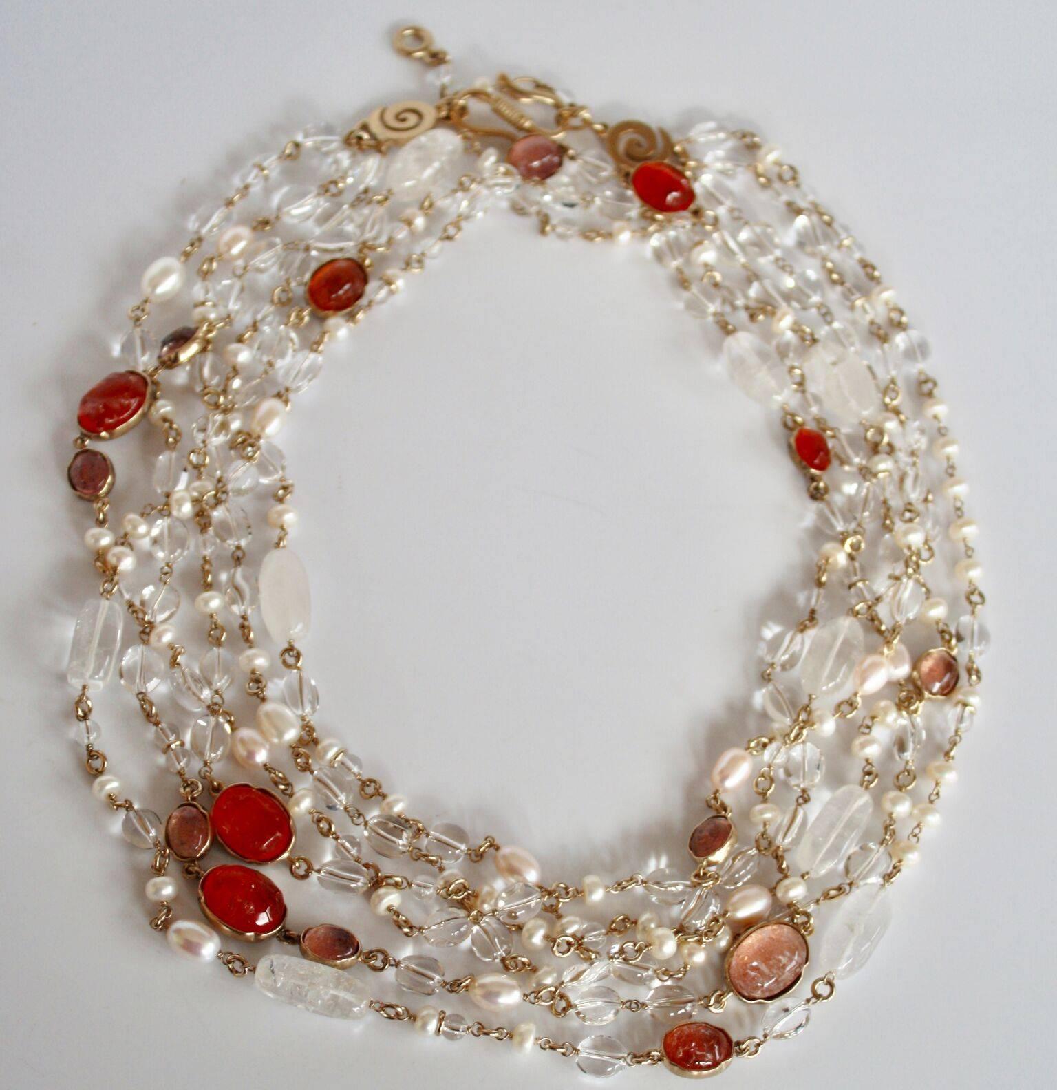 Long collier Goossens Paris rose/laiton en cristal de roche et perles Neuf - En vente à Virginia Beach, VA