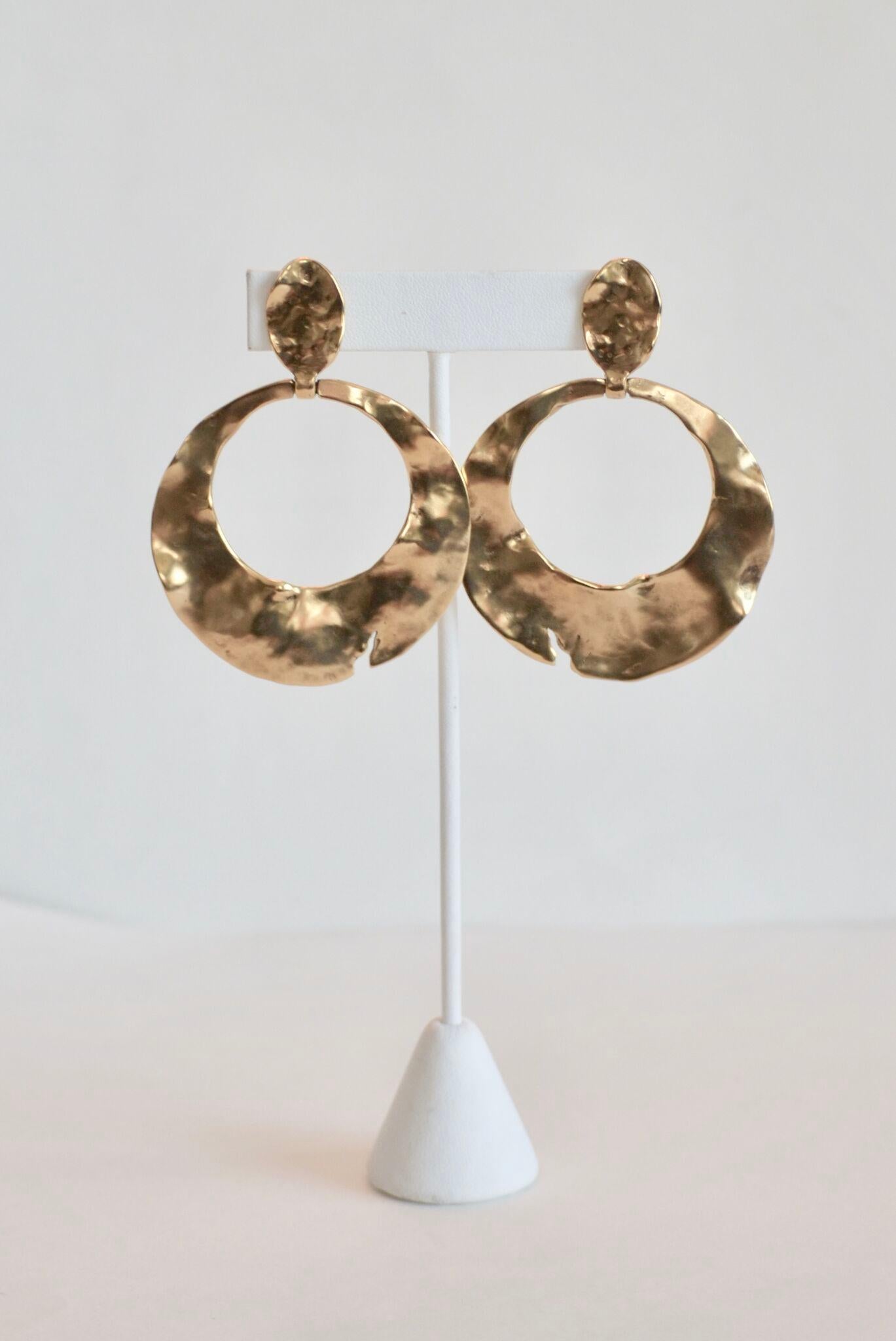 Oval clip-back earrings with circular drop from Goossens Paris. Made with hammered 24k yellow-gold-gilded brass. 

