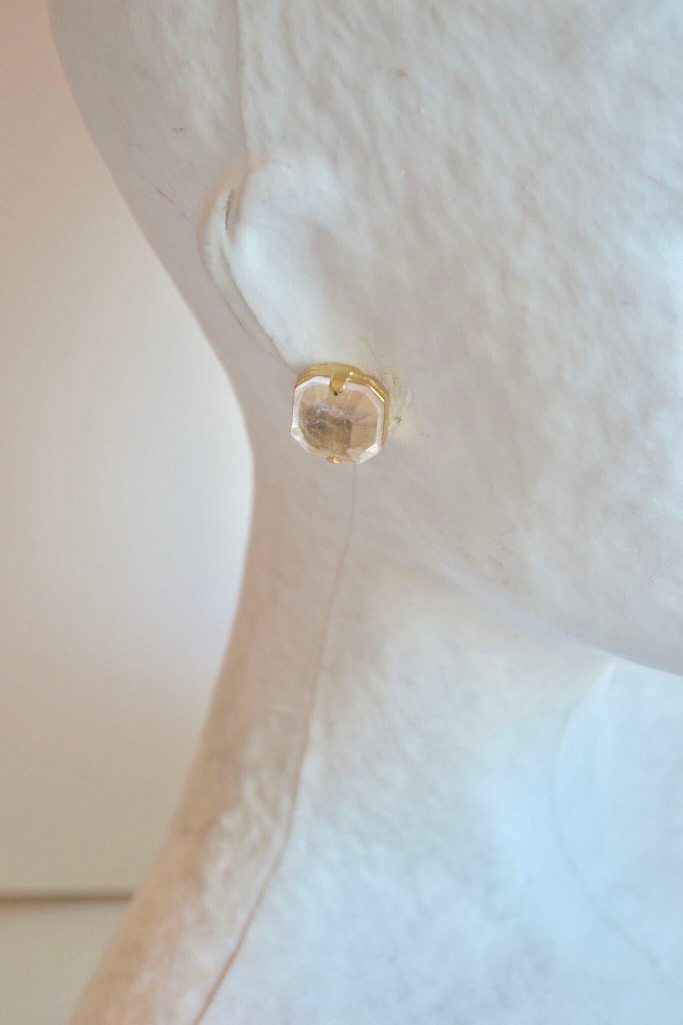 Clip earrings made with 24karat gold plated brass, natural rock crystal.
Stones are cut by hand for the house of Goossens 