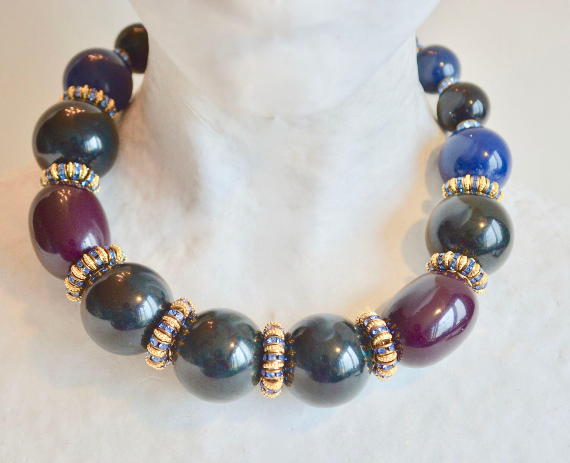 Magnifique collier de perles de verre bleues, vertes et bordeaux avec des rondelles de cristal Swarovski intercalées de Françoise Montague. 