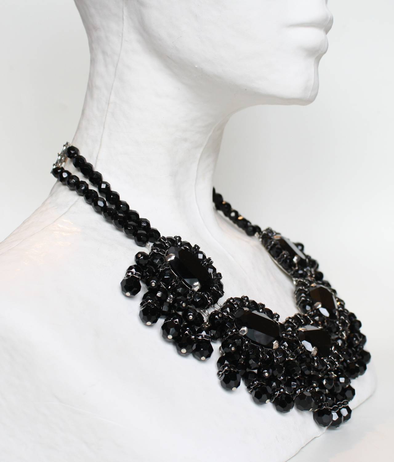 Realizzata a mano nel suo atelier parigino, questa collana con frange nere della designer Francoise Montague è magnifica. Realizzato con cristalli Swarovski e perline di vetro. 

16