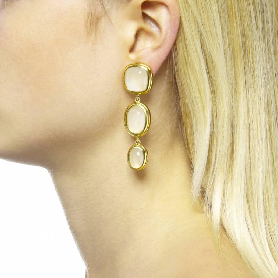 These earrings are part of the “Art Deco” line inspired by the early 20th century art movement. The rock crystals are set in gold-plated bronze. 