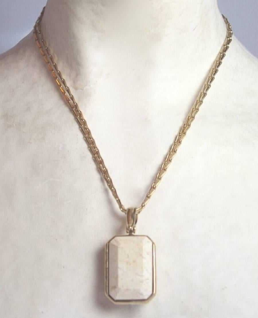 Collier à pendentif Goossens Paris en or pâle et marbre blanc Neuf - En vente à Virginia Beach, VA