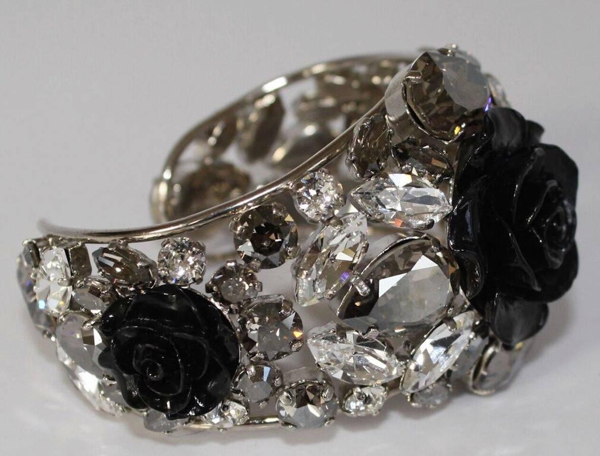 Manchette rose en résine noire Philippe Ferrandis avec cristaux Swarovski clairs et gris. La manchette est réglable et s'adapte aux petits et grands poignets. 

Biographie du designer : 

Philippe Ferrandis crée des bijoux fantaisie et des