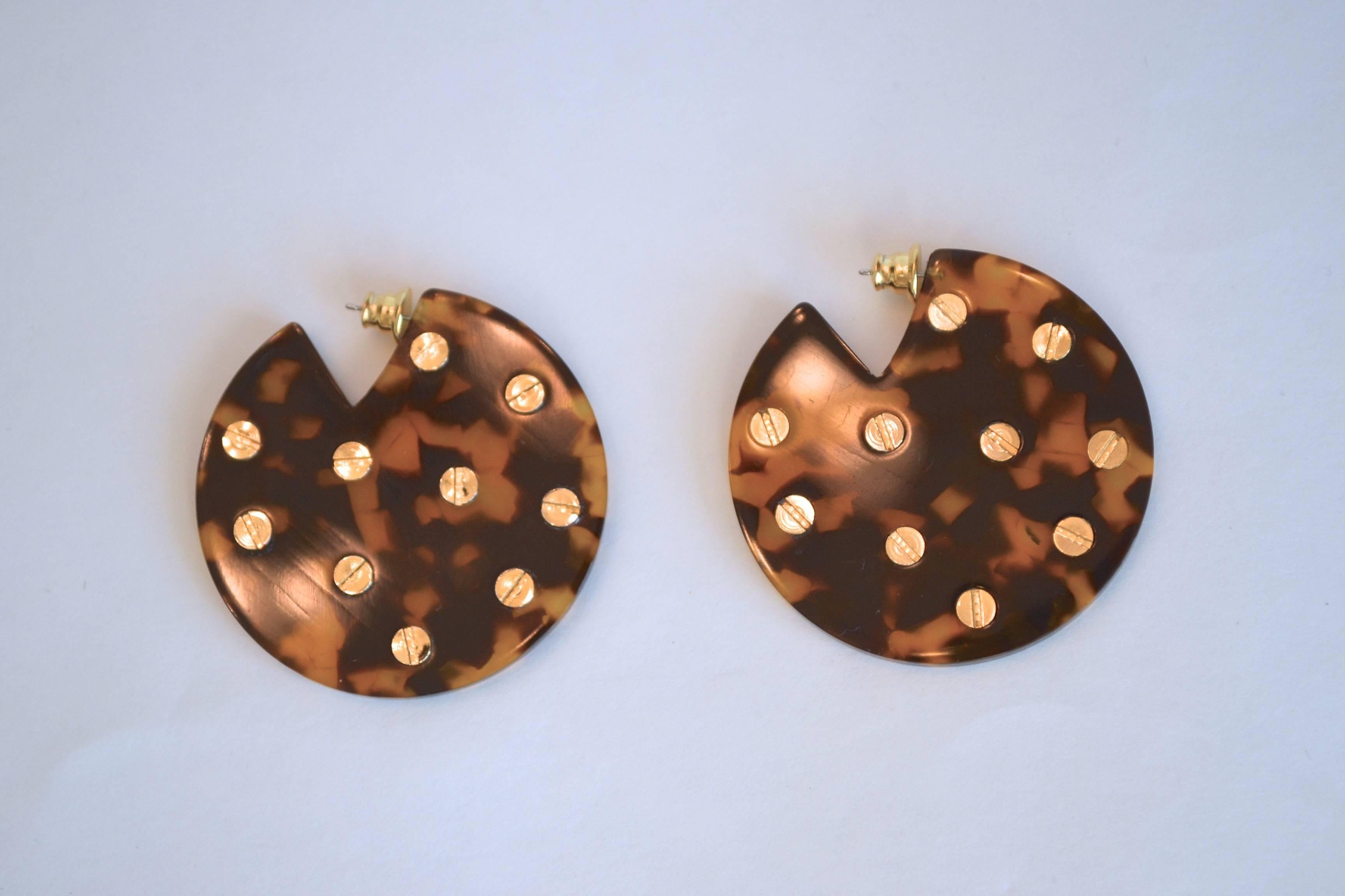 Tortoise color small circular pierced earrings in acrylic and brass from Vanda Jacintho. 

Made in Brazil. 