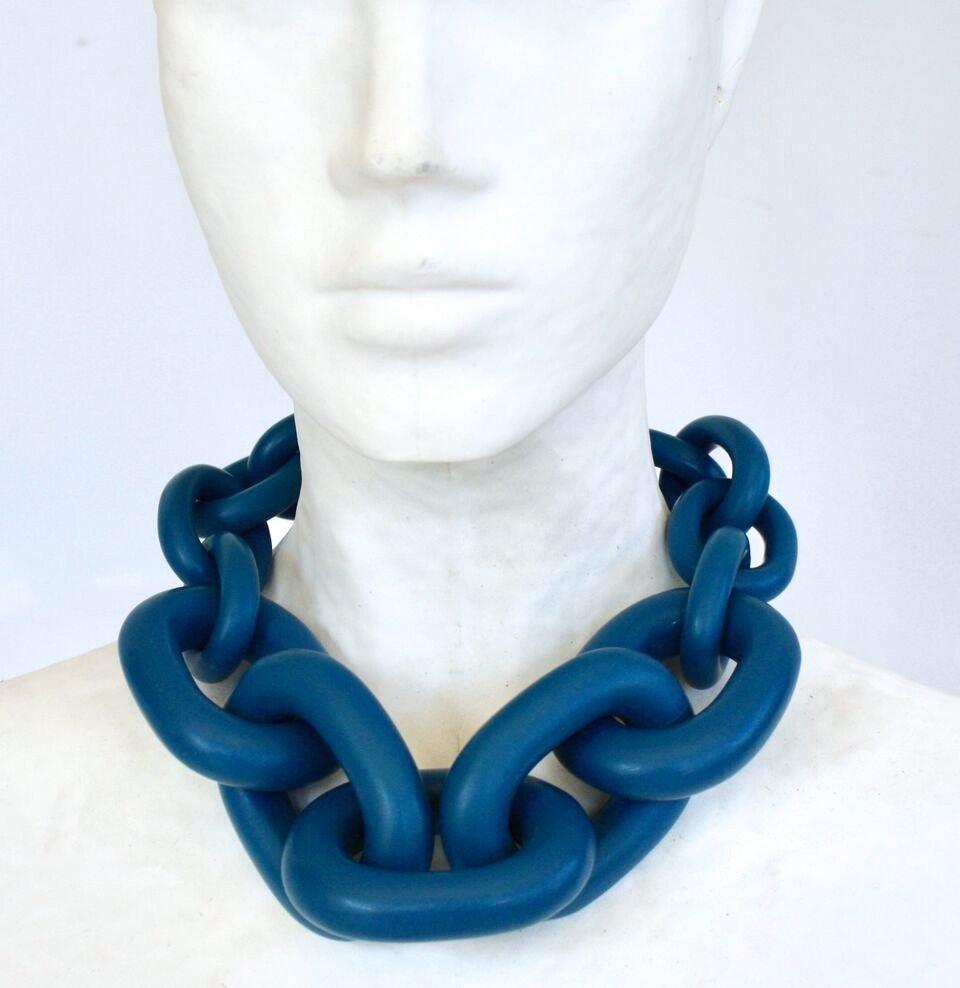 Vanda Jacintho Oversized Blue Resin Link Necklace In New Condition In Virginia Beach, VA