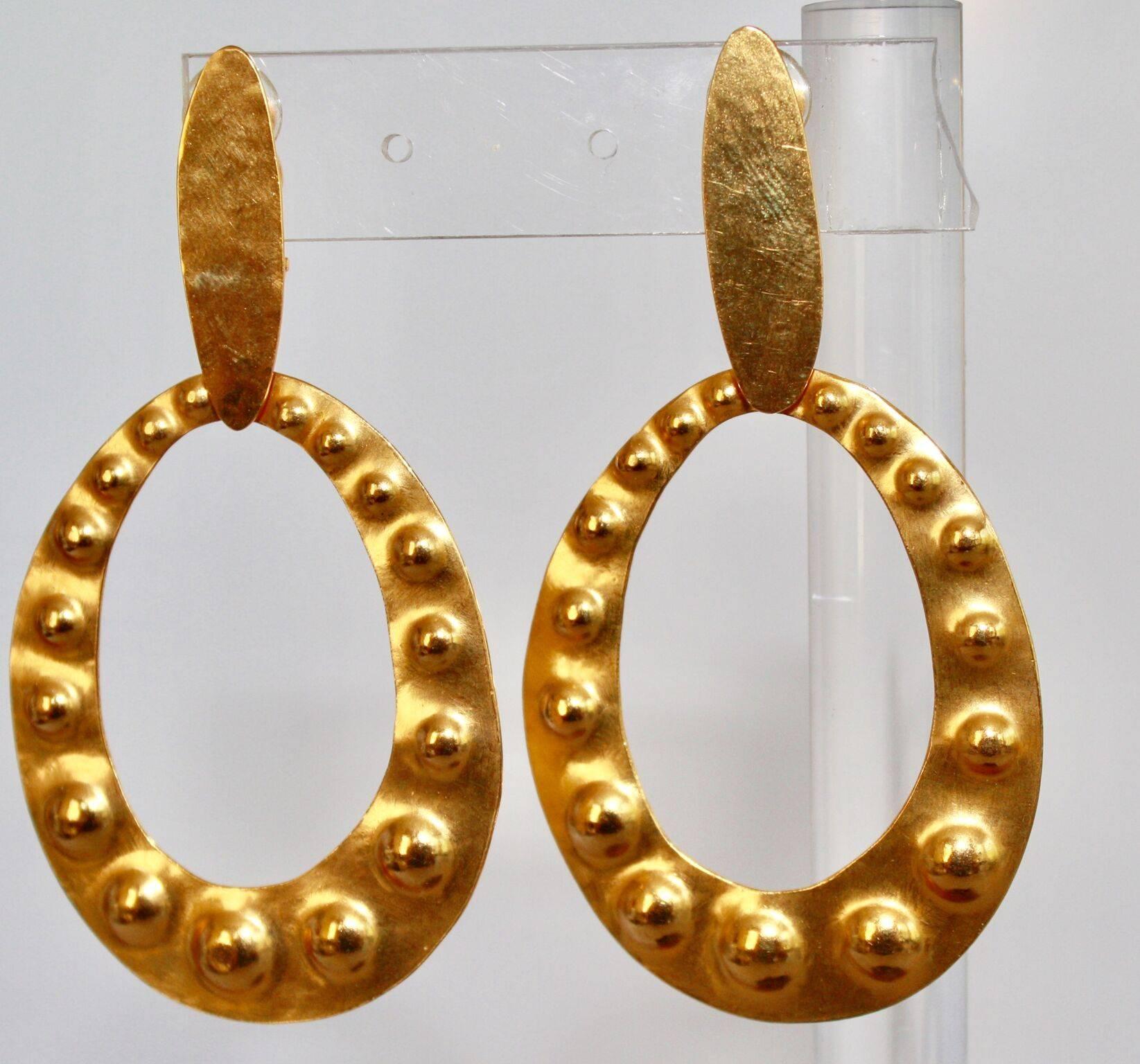 Herve van der Straeten Gilded Brass Embossed Clip Earrings (Moderne)