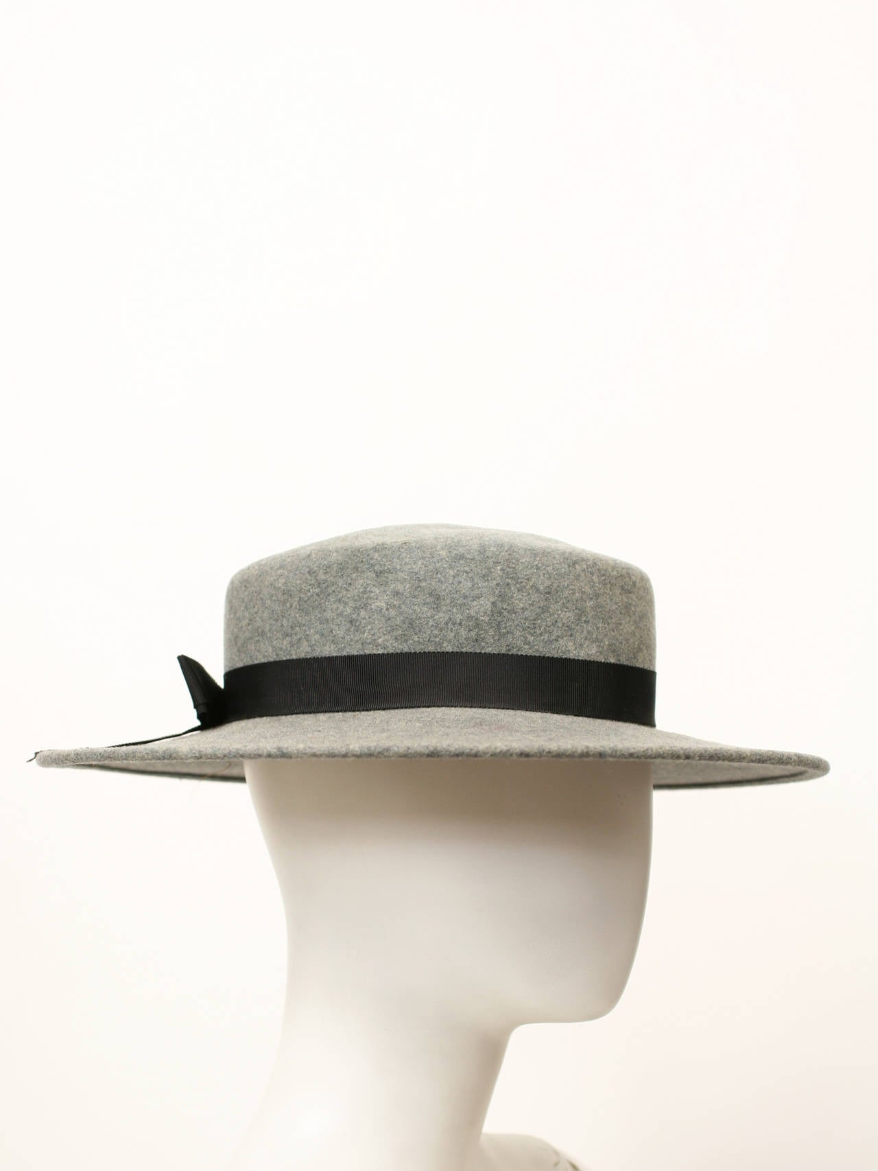 Yves Saint Laurent Grey Wool Wide Brim Hat YSL
Excellent condition. Fits small to medium.