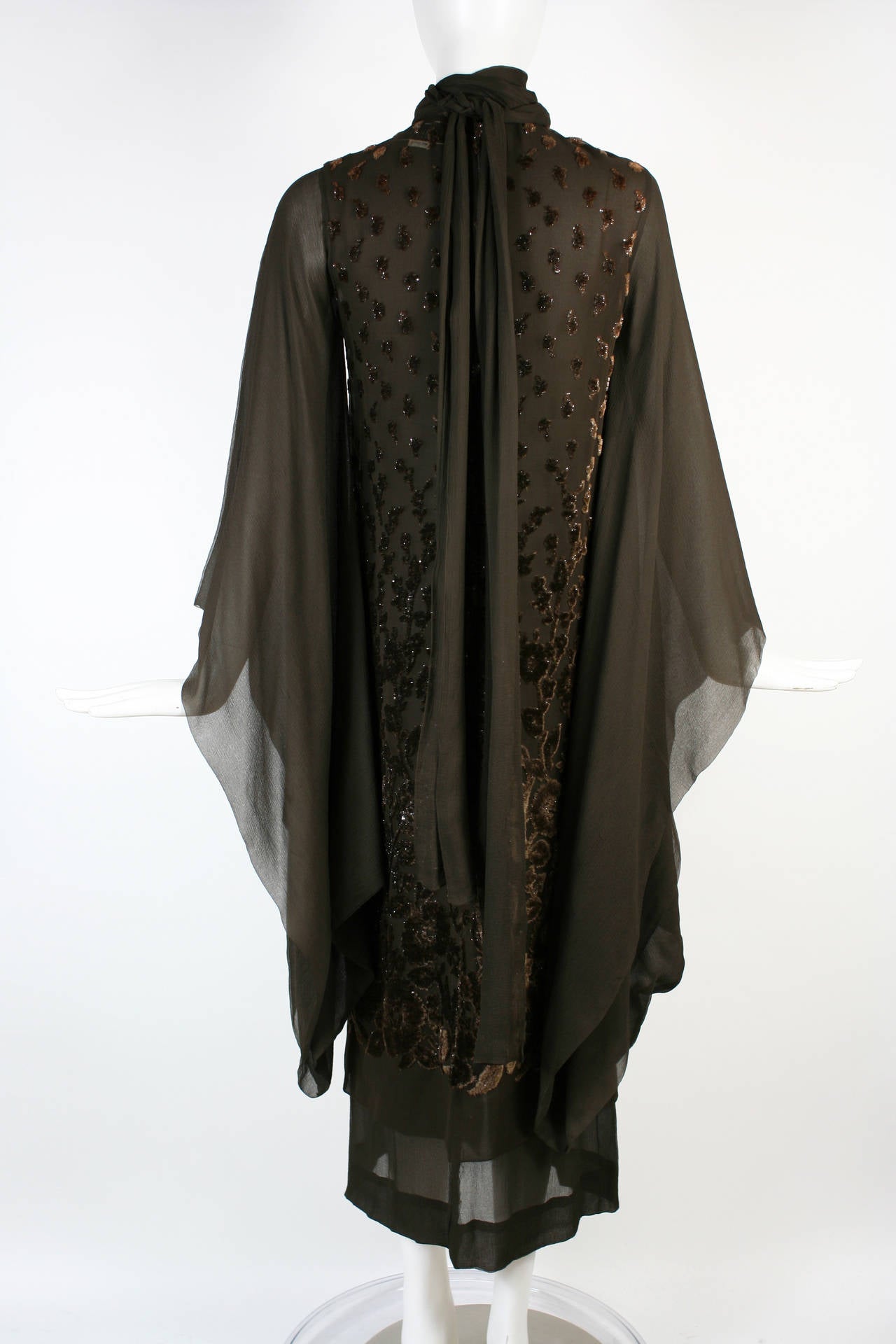 Christian Dior 1969 Haute Couture Silk Gown Kimono Sleeves- In Met Museum In Excellent Condition For Sale In New York, NY