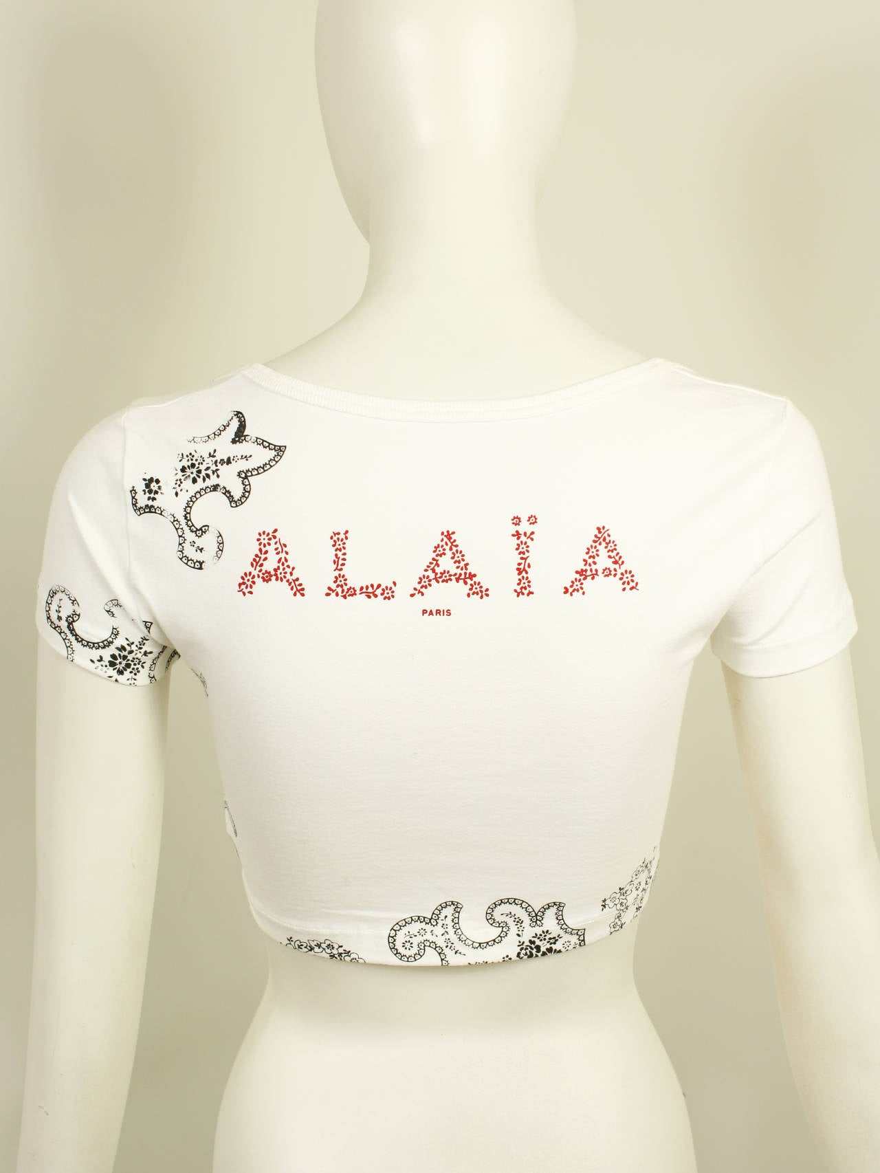 Rare vintage handprinted Alaia cropped tee in an abstract floral swirl pattern.  Alaia logo across back. Cap sleeves. Cotton and elastan. Made in italy. Size small.  Excellent condition. 
30