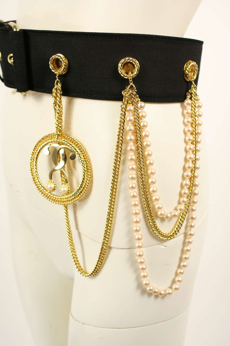 Moschino 1990s Question Mark with Pearls and Chains Belt- Mint

A great collectors piece by Moschino from the 1990s. The belt was never worn and has original tags. Chains and question mark can be removed and adjusted through gold circles in belt.