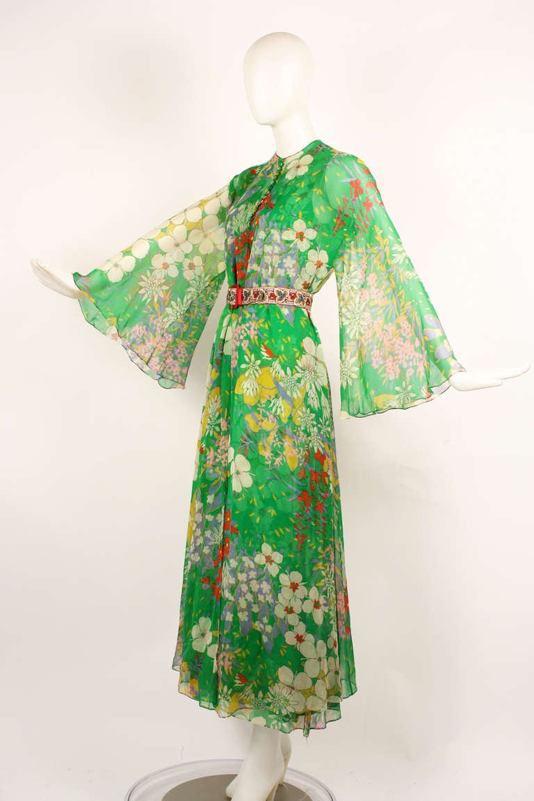 Mollie Parnis 1970s Green Floral Silk Chiffon Dress with Overlay
Beautiful silhouette with vibrant colors. V neck. Excellent condition. Union Label.
Made in USA.

Size Small to medium

Bust 36