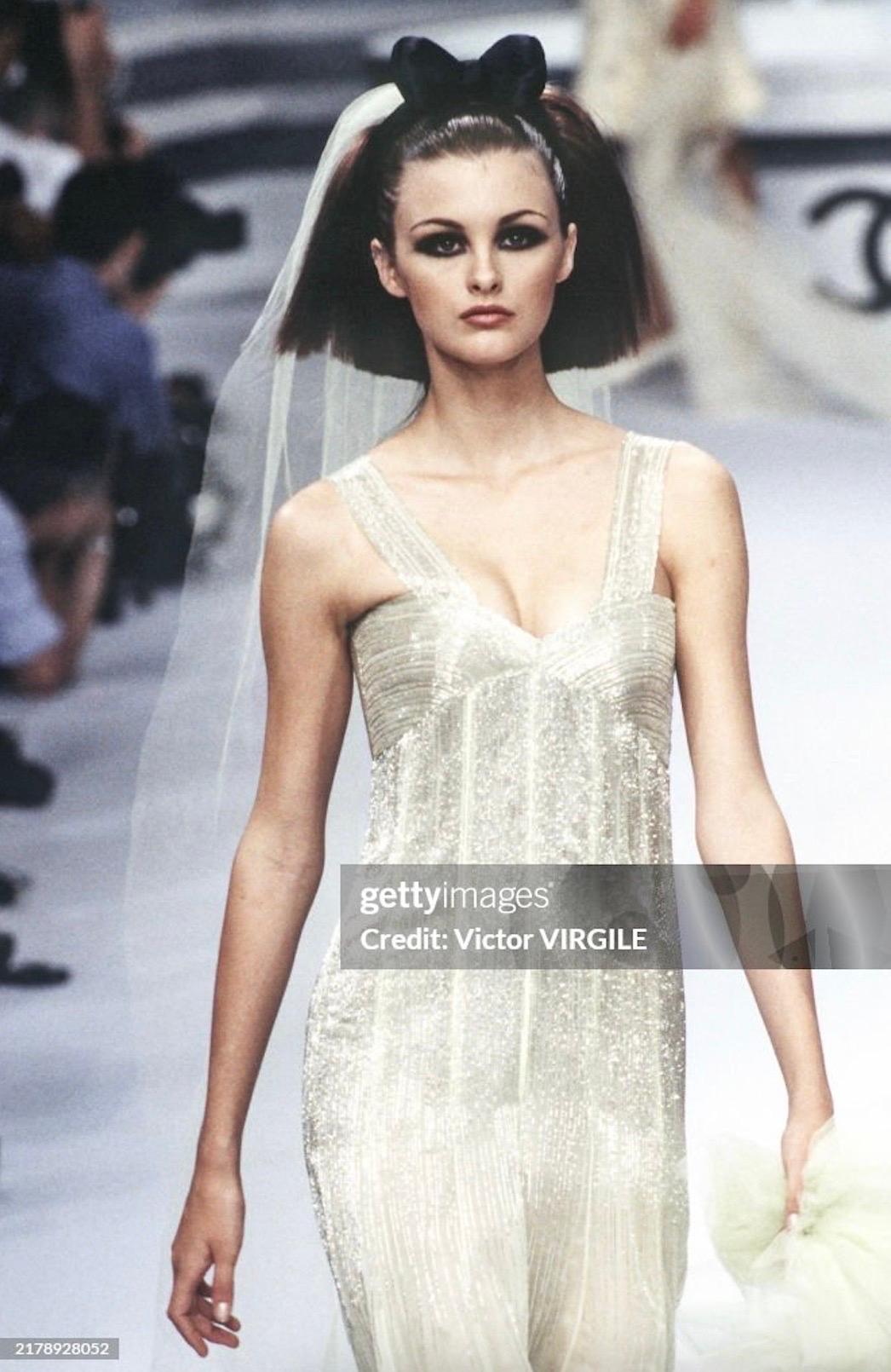 Beige Rare Chanel Haute Couture F/W 1995 Green Bianchini Silk Lesage Beaded Dress en vente