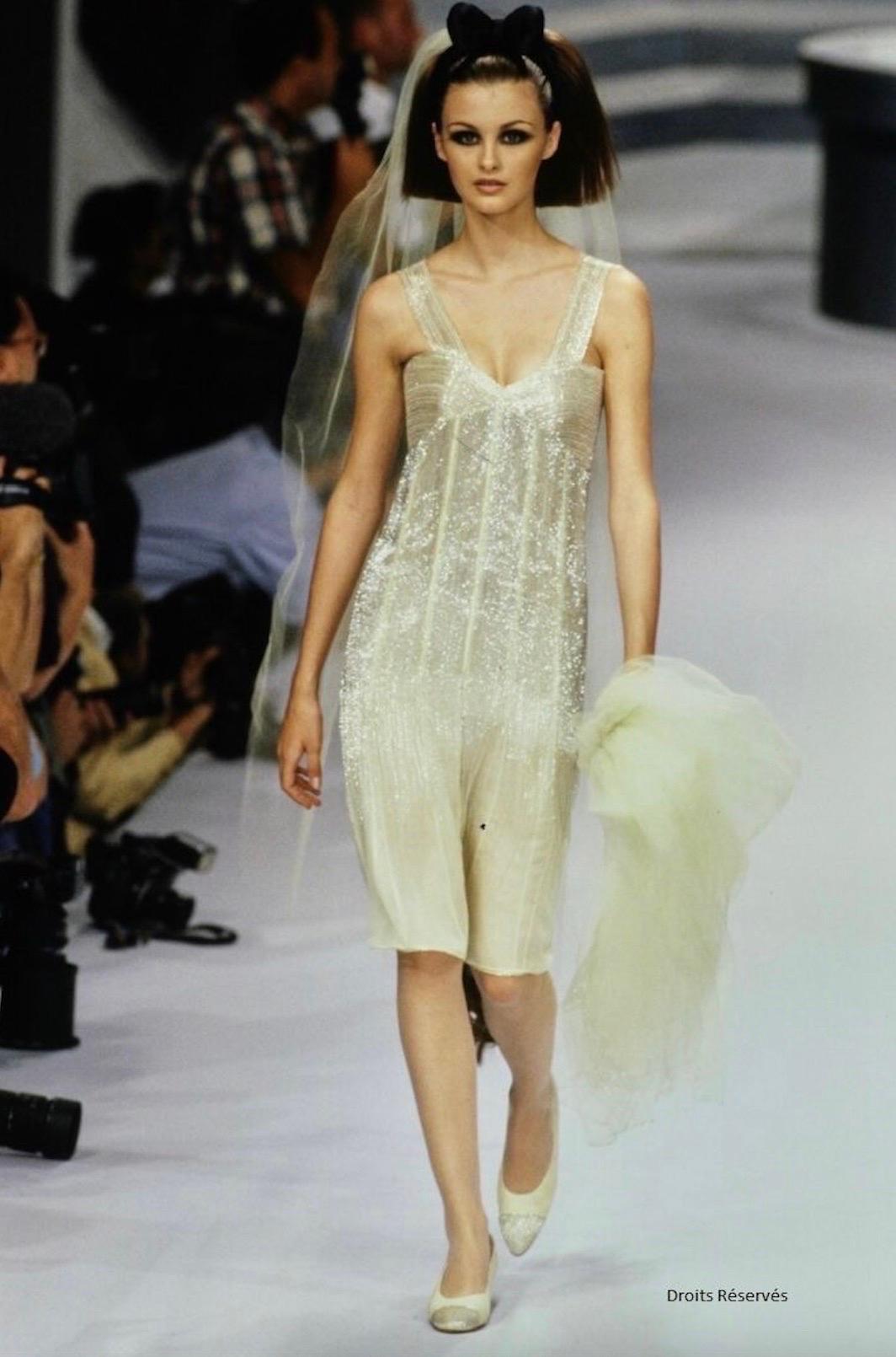 Rare robe Chanel Haute Couture de la collection Automne/Hiver 1995-1996 de Karl Lagerfeld - une pièce extraordinaire de l'histoire de la couture des années 1990. Portée sur le podium par Trish Goff, cette robe lumineuse en mousseline de soie