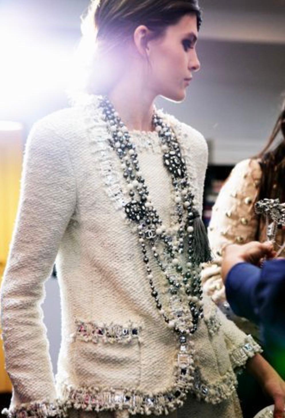 Beige Chanel Pre-Fall 2012 Bombay Ecru Argento Impreziosito Tweed 12A Giacca Abito in vendita