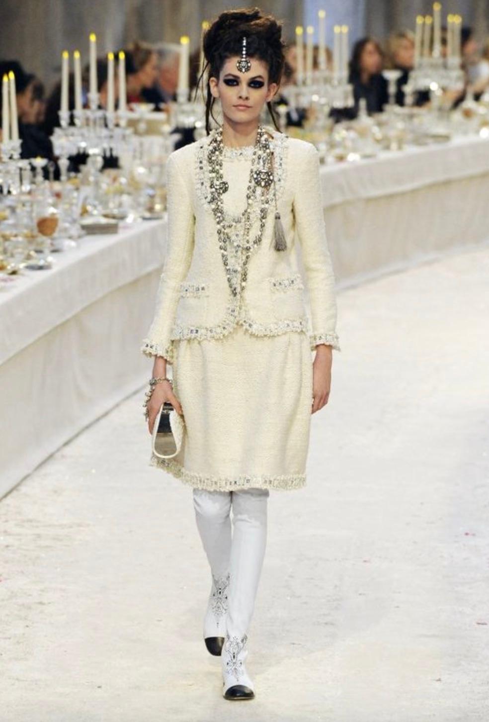 Chanel Pre-Fall 2012 Bombay Ecru Argento Impreziosito Tweed 12A Giacca Abito In condizioni buone in vendita a Jersey City, NJ
