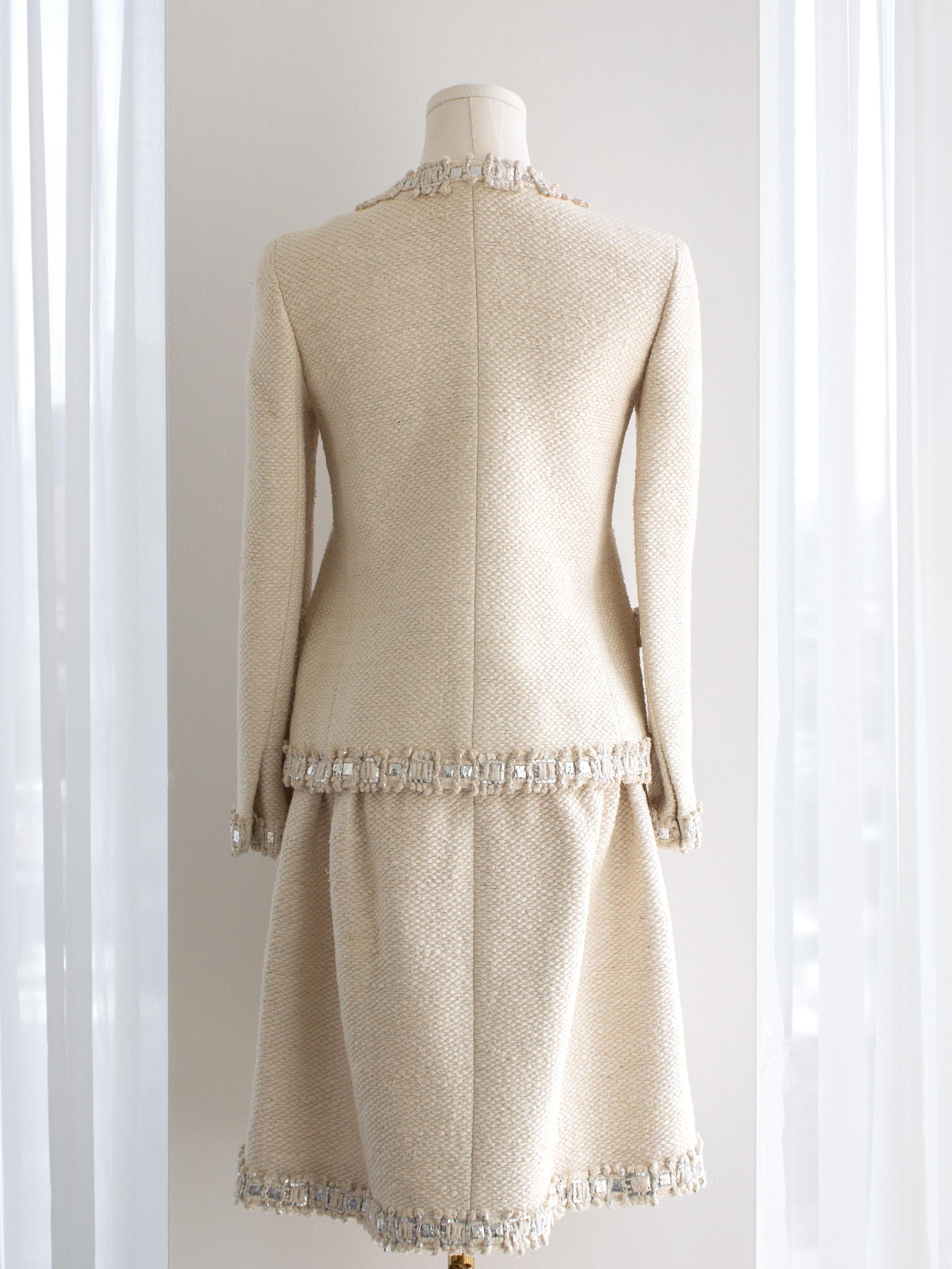 Chanel Pre-Fall 2012 Bombay Ecru Argento Impreziosito Tweed 12A Giacca Abito in vendita 9