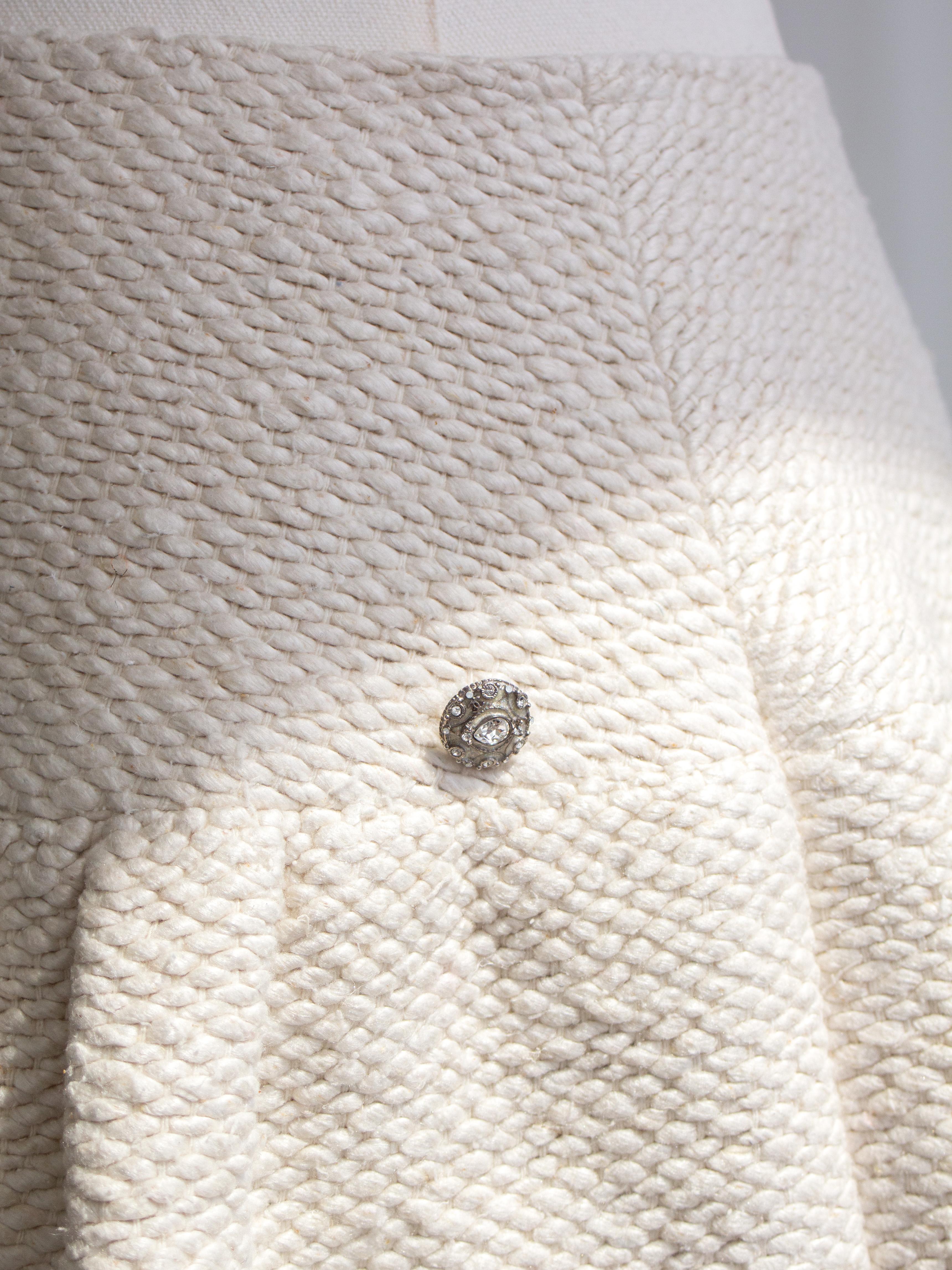 Chanel Pre-Fall 2012 Bombay Ecru Argento Impreziosito Tweed 12A Giacca Abito in vendita 14
