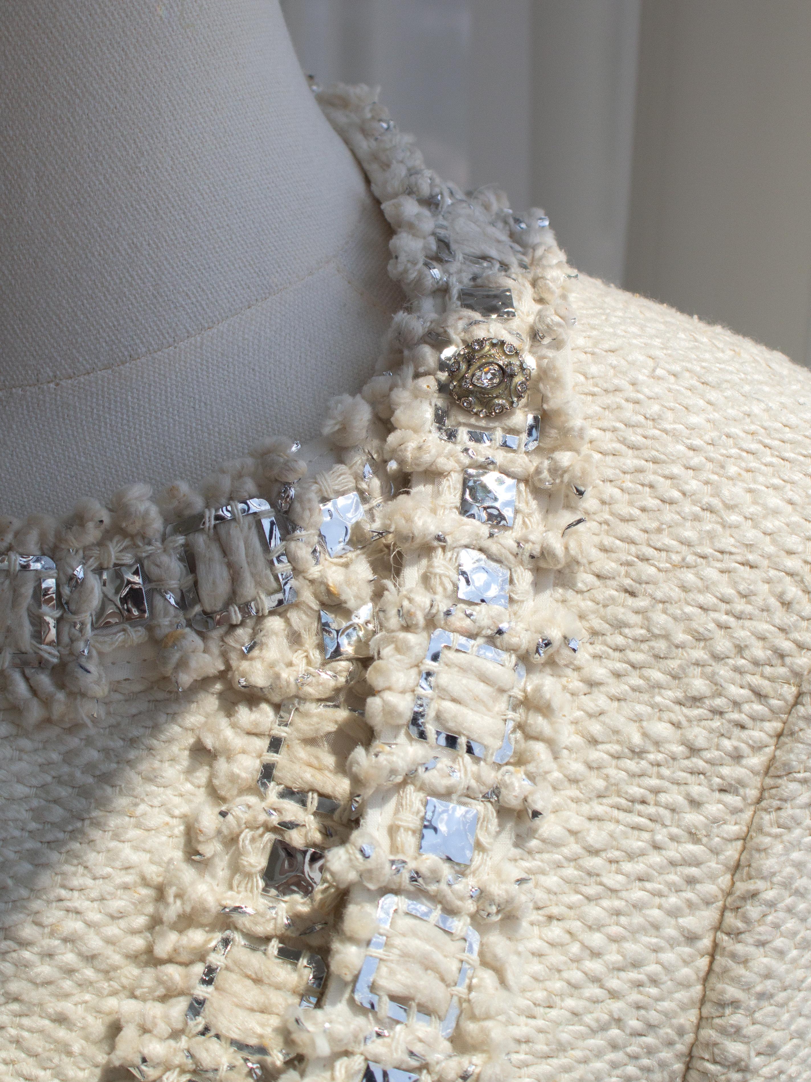 Chanel Pre-Fall 2012 Bombay Ecru Argento Impreziosito Tweed 12A Giacca Abito in vendita 6
