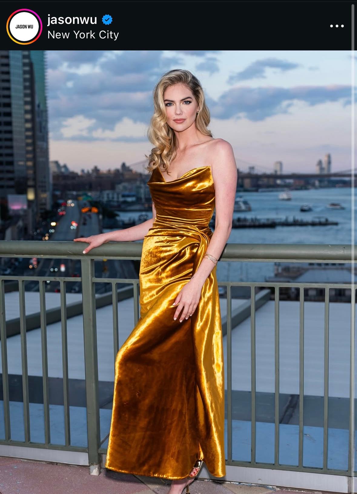 Wunderschönes trägerloses Cocktailkleid von Jason Wu Collection'S aus strahlend goldenem Samt. Das strukturierte Mieder und die geraffte Drapierung sorgen für eine wunderbar geformte Silhouette mit einer dramatischen seitlichen Drapierung, die sich