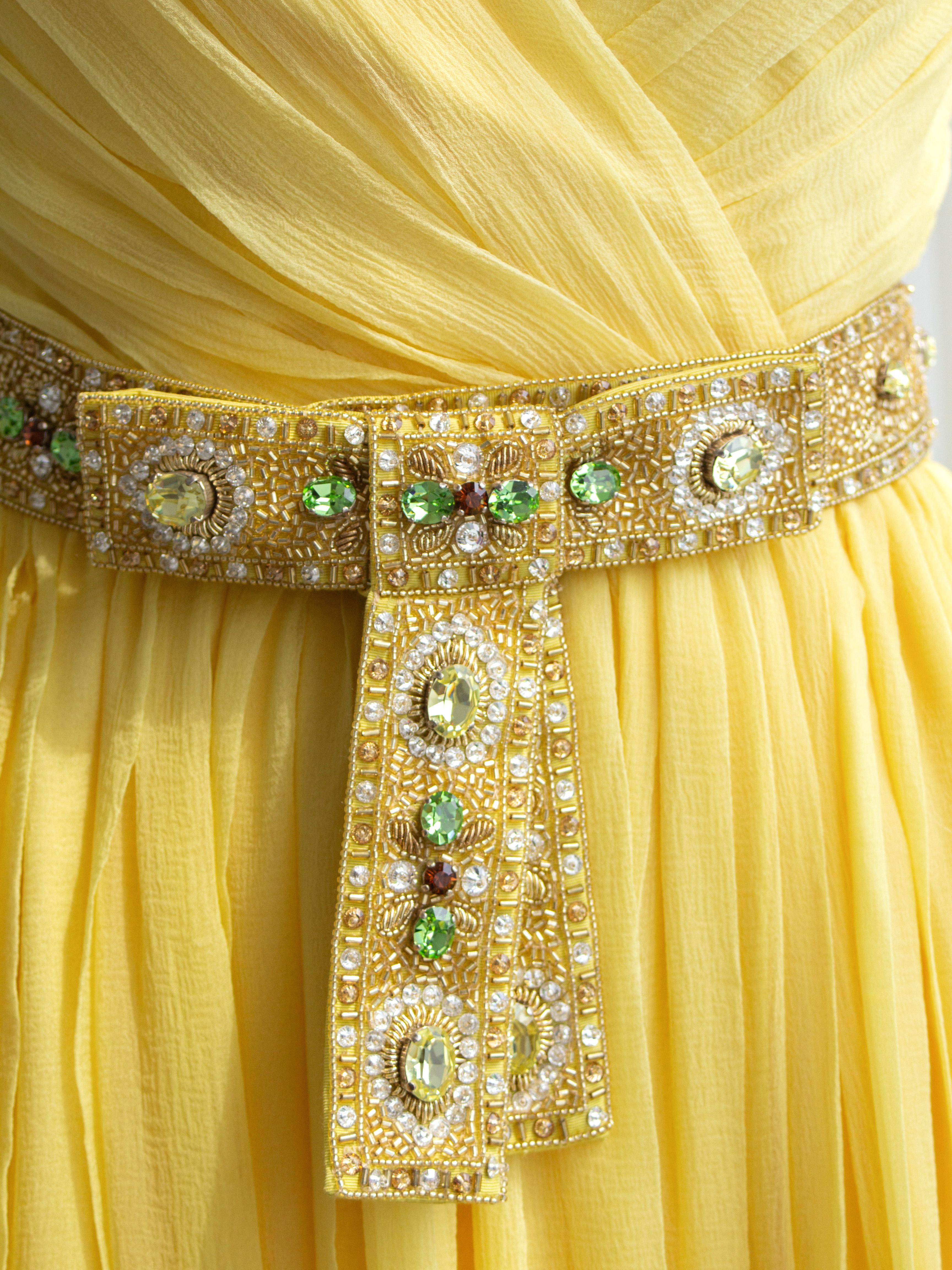 Christian Dior by John Galliano Resort 2008 Robe en soie jaune avec ceinture ornée de bijoux en vente 4