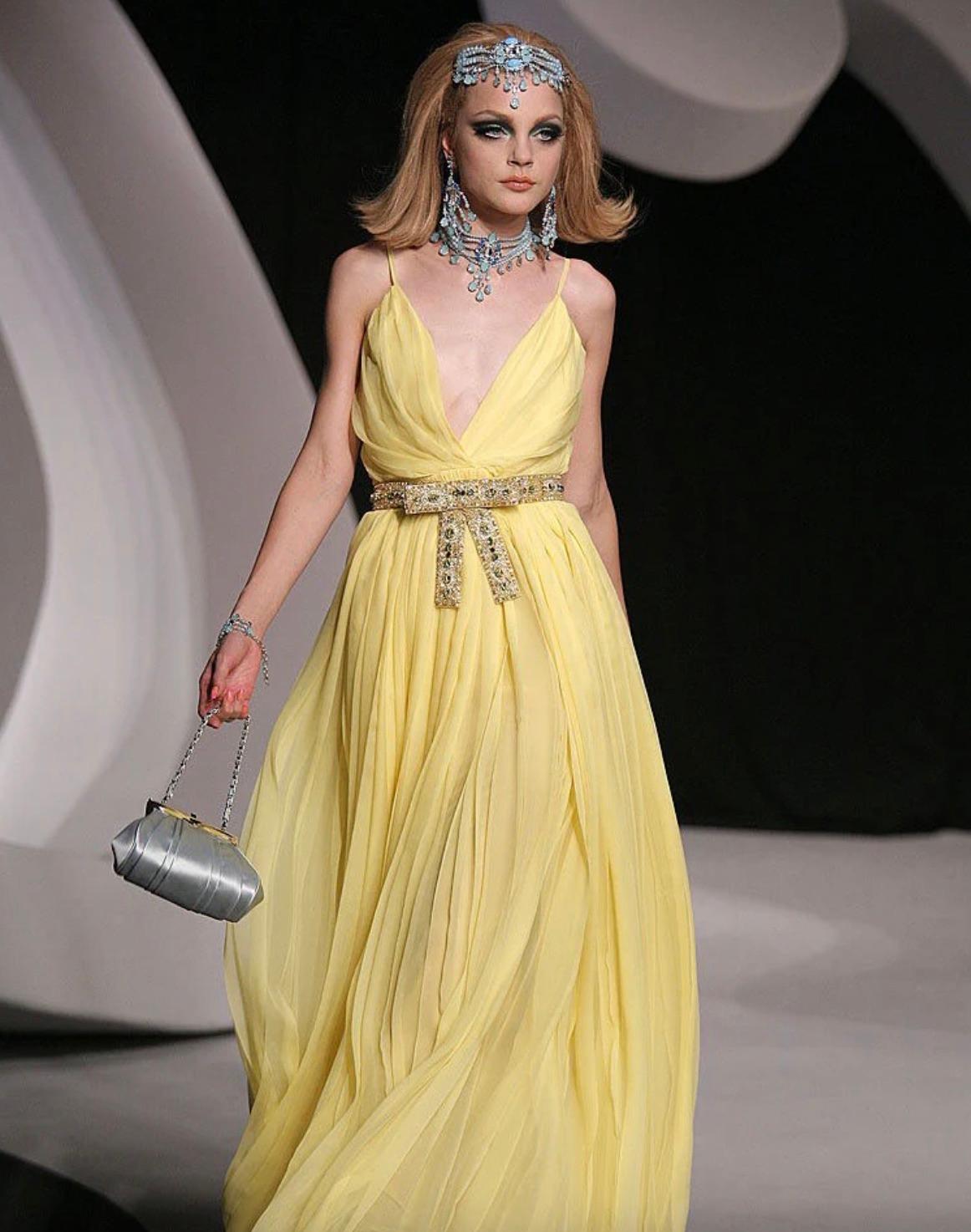 Christian Dior by John Galliano Resort 2008 Robe en soie jaune avec ceinture ornée de bijoux Bon état - En vente à Jersey City, NJ
