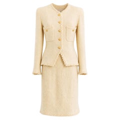 Ensemble veste-jupe Chanel vintage printemps-été 1990, en tweed écru crème or 24 carats, motif CC festonné