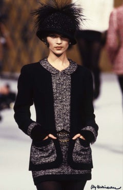 Chanel Haute Couture Herbst/Winter 1993 Laufsteg: Schwarz-grauer Tweed-Rockanzug