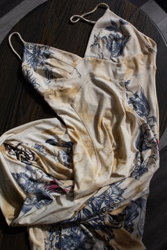 Abito lungo beige Roberto Cavalli collezione Primavera/Estate 2003, con stampa vintage “Amour” e “Tattoo”