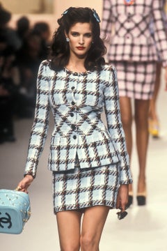 Ensemble veste-pantalon Chanel Vintage, collection printemps-été 1995, en tweed « Barbie 95P » à carreaux bleus multicolores