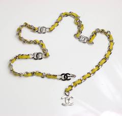 Cintura Chanel in pelle gialla con catena d'argento e logo "CC" in argento
